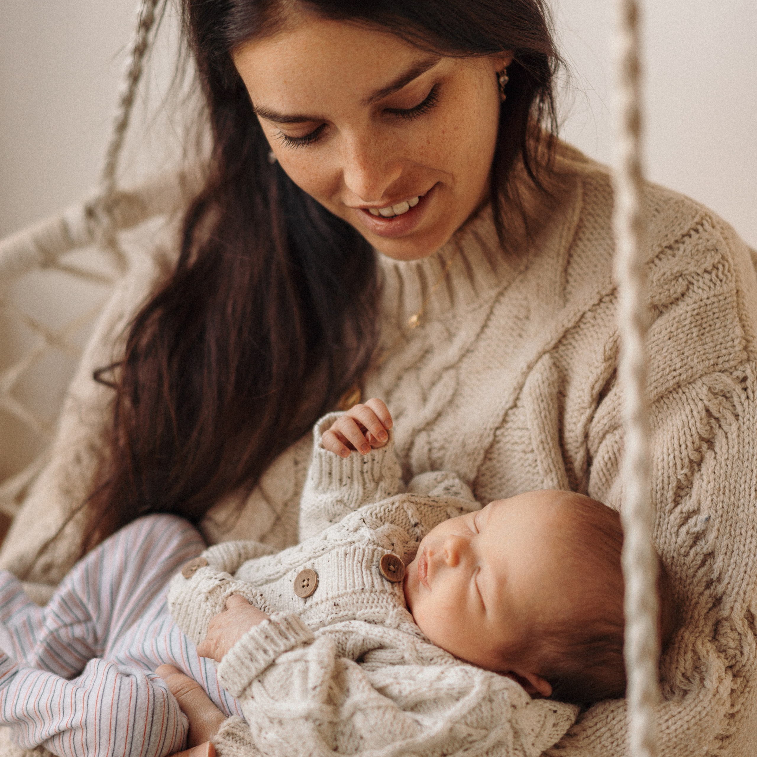 סשן צילום עם תינוק, אמא וכלבים | צילום משפחתי עם חיות מחמד