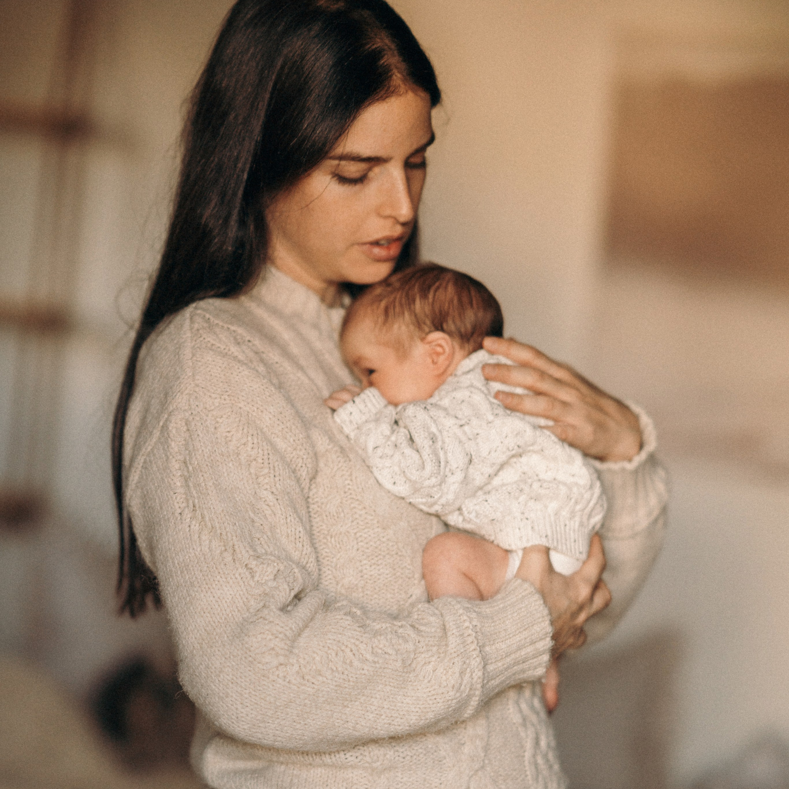 סשן צילום עם תינוק, אמא וכלבים | צילום משפחתי עם חיות מחמד