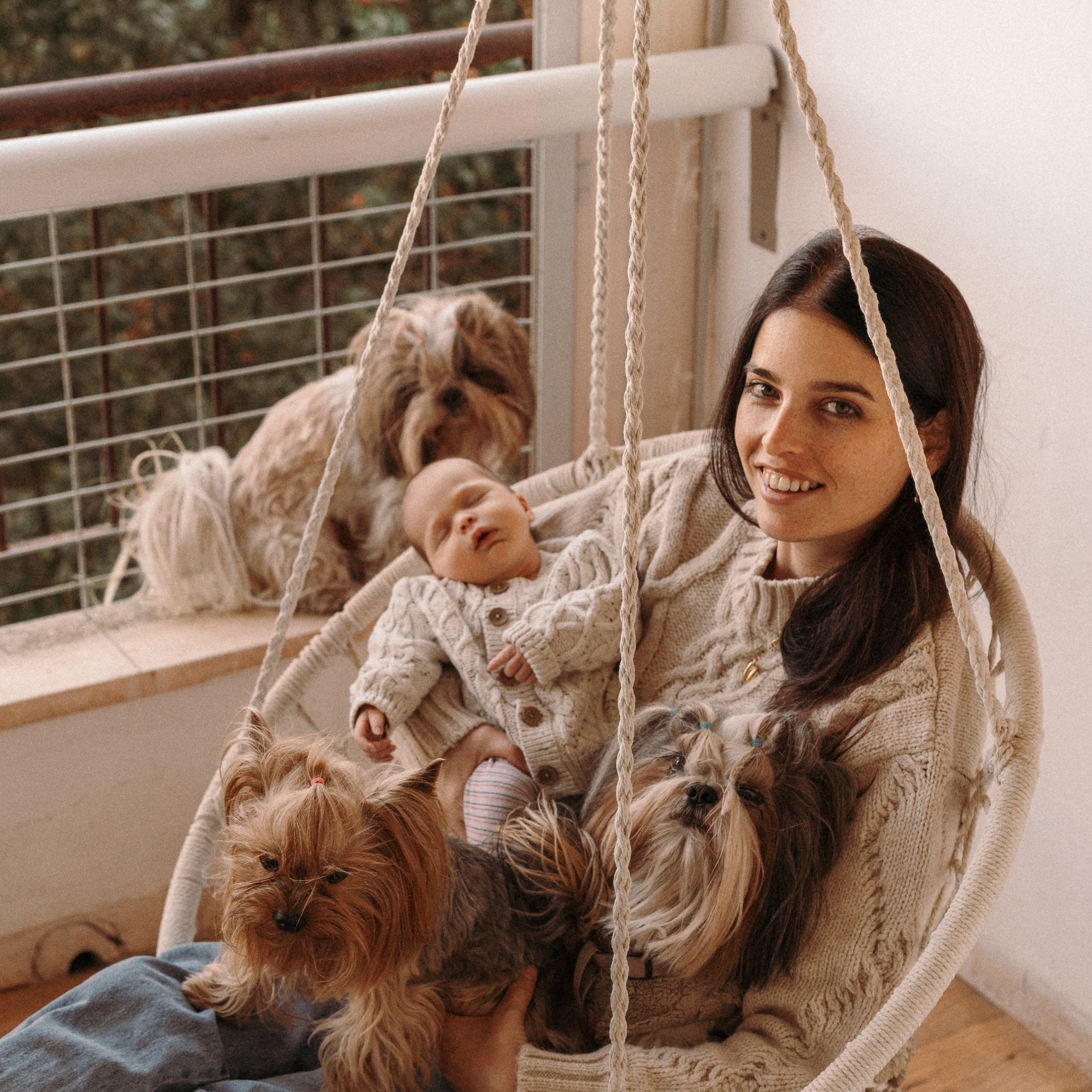 סשן צילום עם תינוק, אמא וכלבים | צילום משפחתי עם חיות מחמד