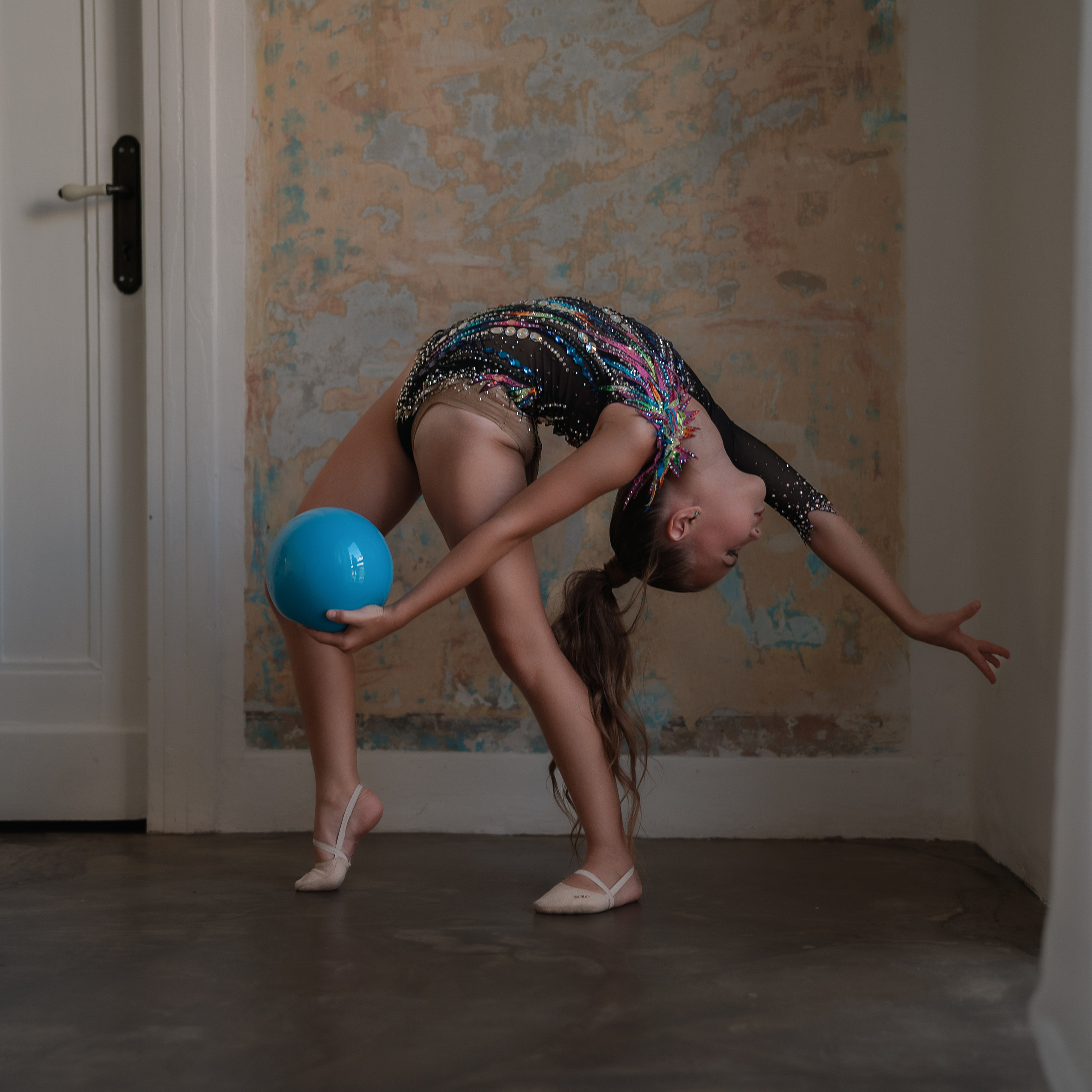 סשן צילום של גימנסטית צעירה