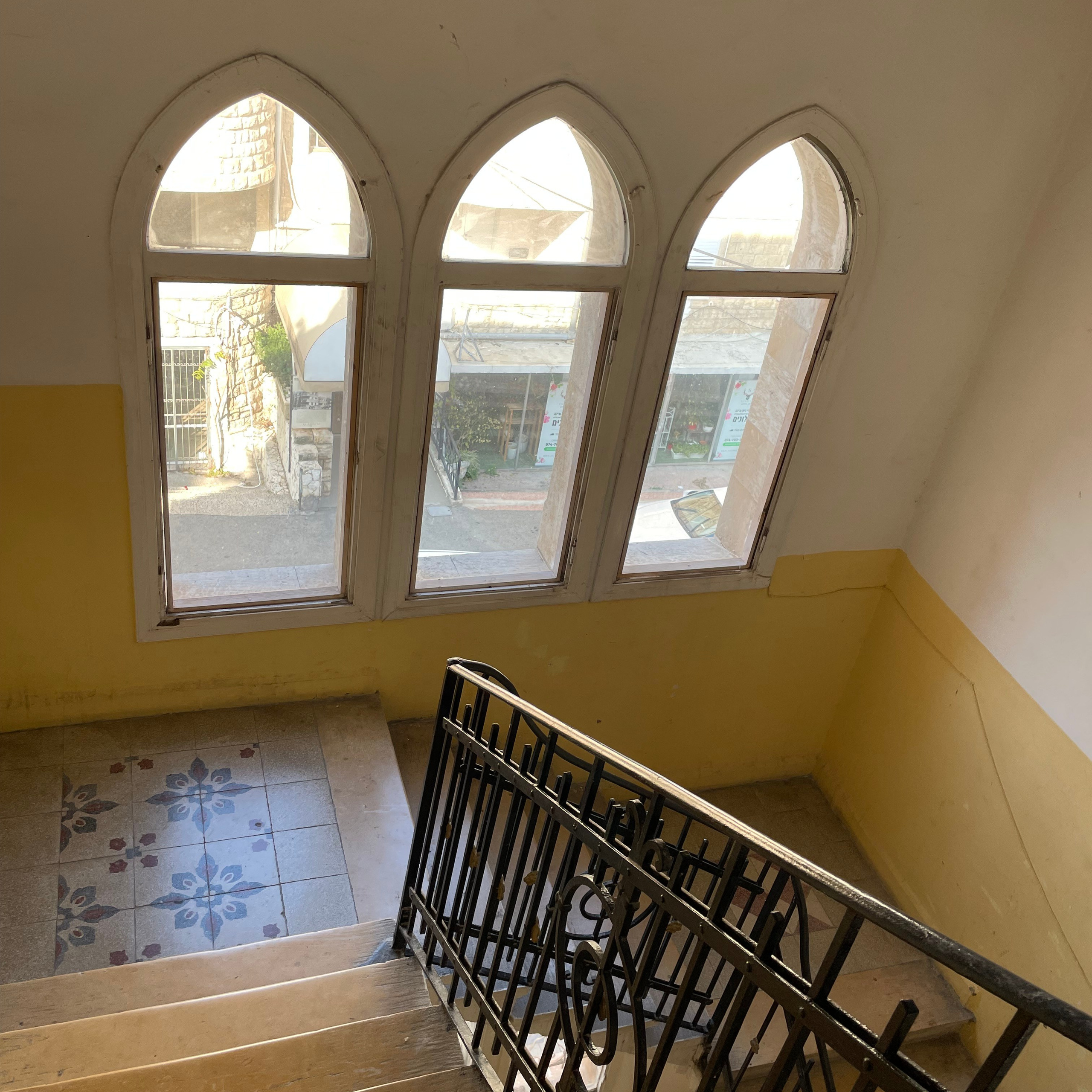 Atmospheric Photoshoot in an Entrance: Ideas for Unique Shots