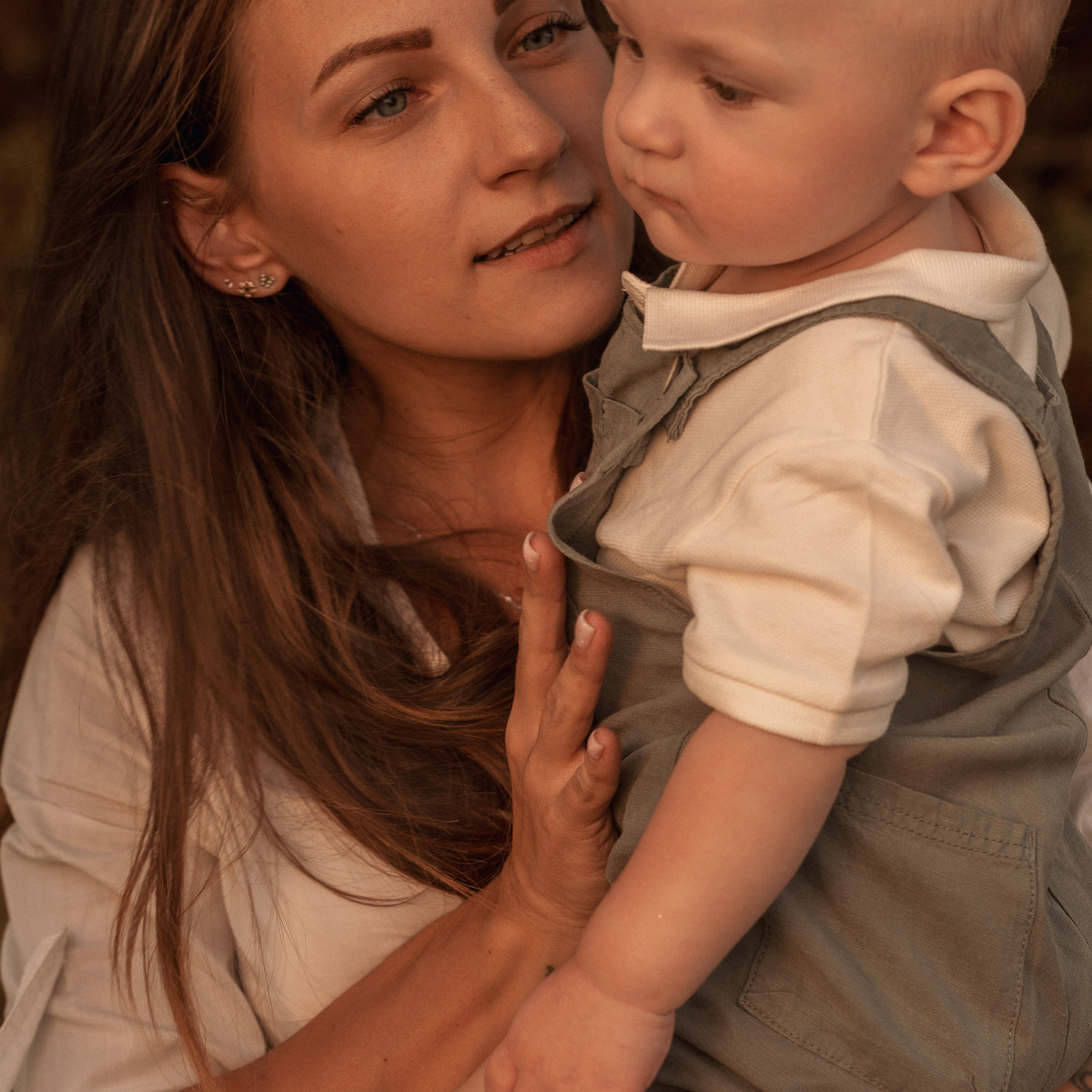 Family Photoshoot by the Sea: Photos Full of Sunlight and Light
