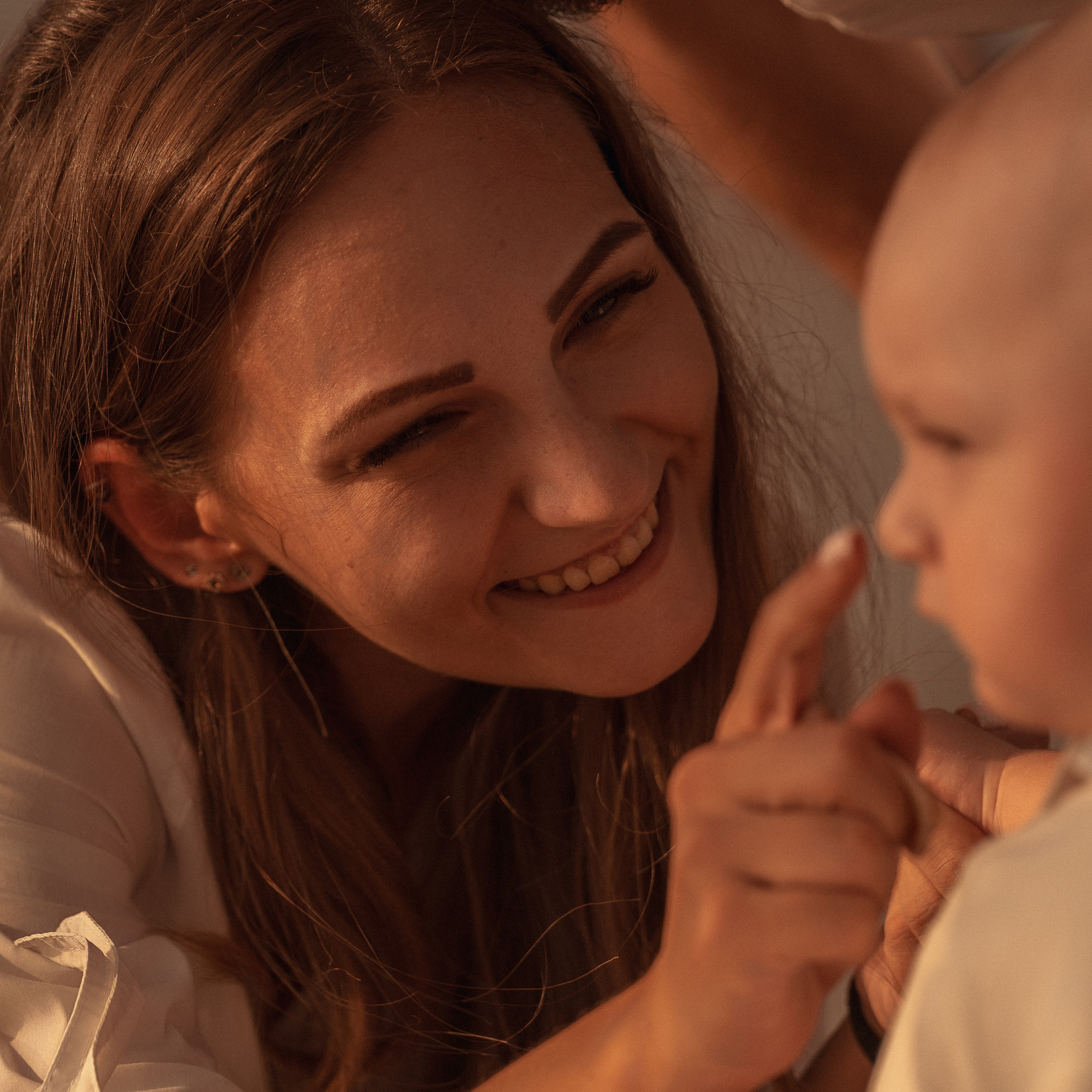 Family Photoshoot by the Sea: Photos Full of Sunlight and Light