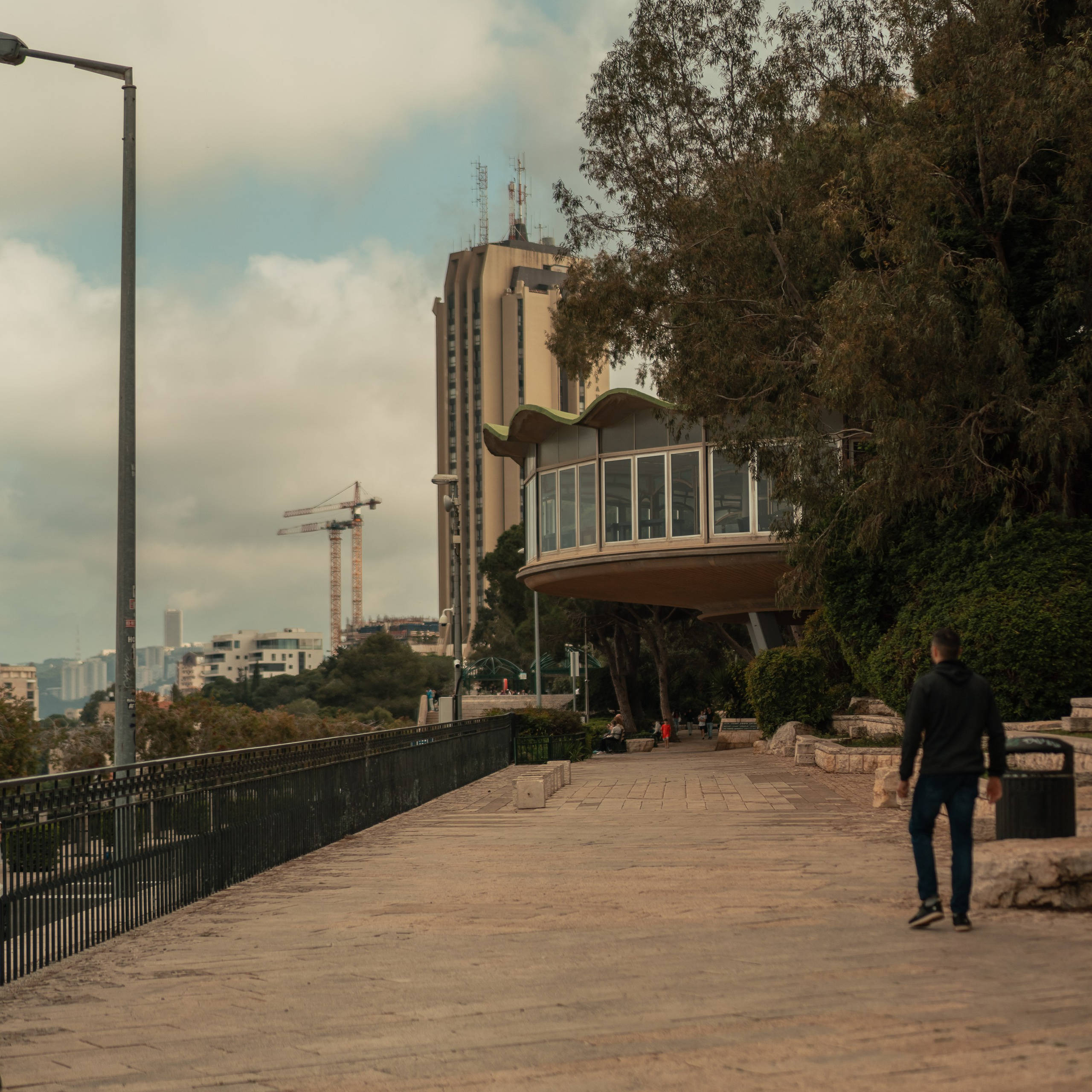 תצפית פרומנד לואי בחיפה: צילום עם נוף עירוני