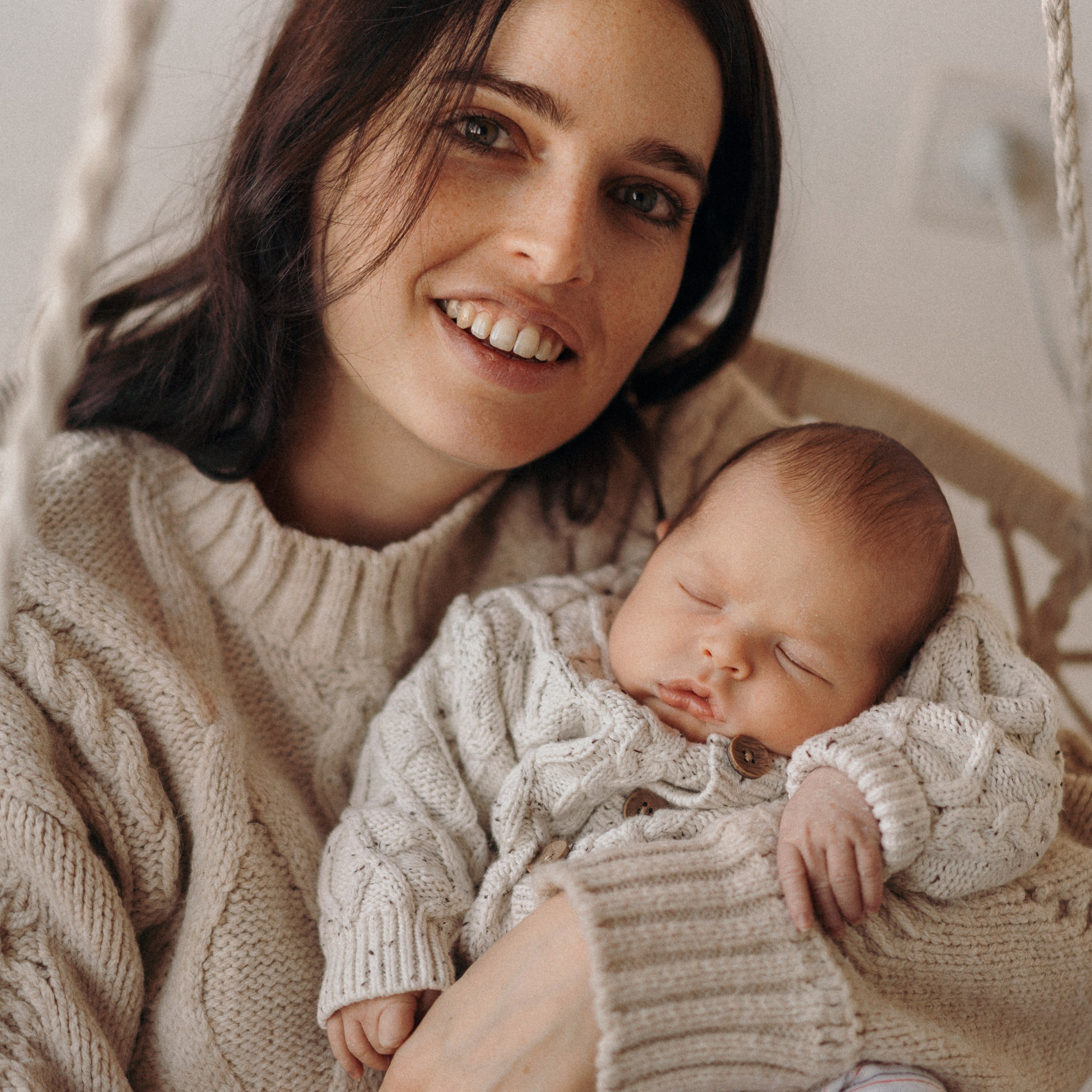 סשן צילום עם תינוק, אמא וכלבים | צילום משפחתי עם חיות מחמד