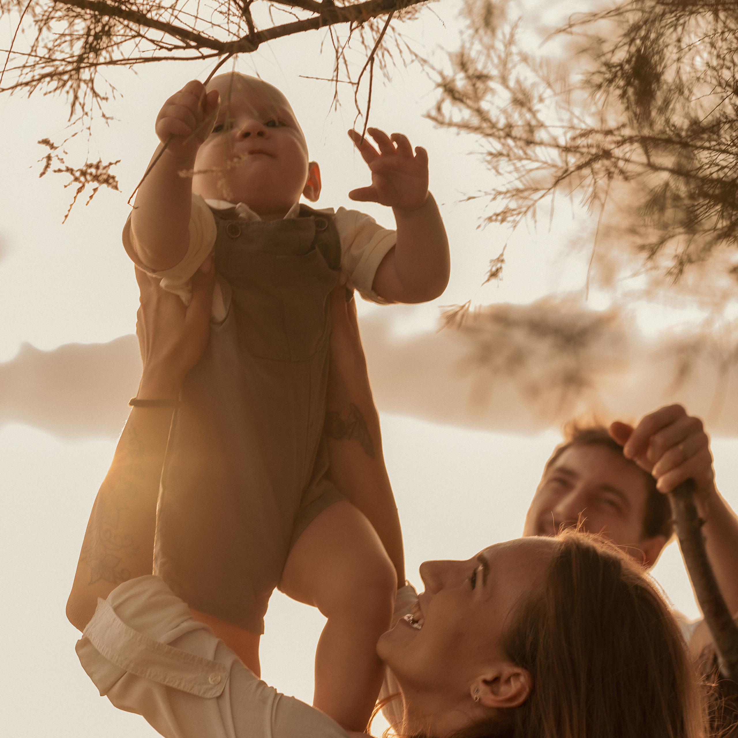 Family Photoshoot by the Sea: Photos Full of Sunlight and Light