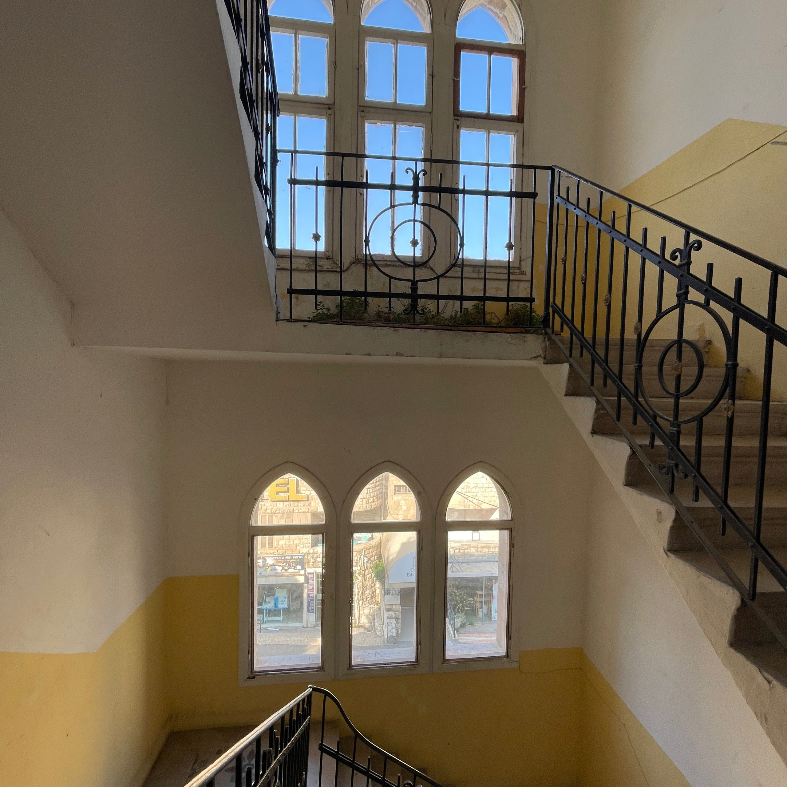 Atmospheric Photoshoot in an Entrance: Ideas for Unique Shots