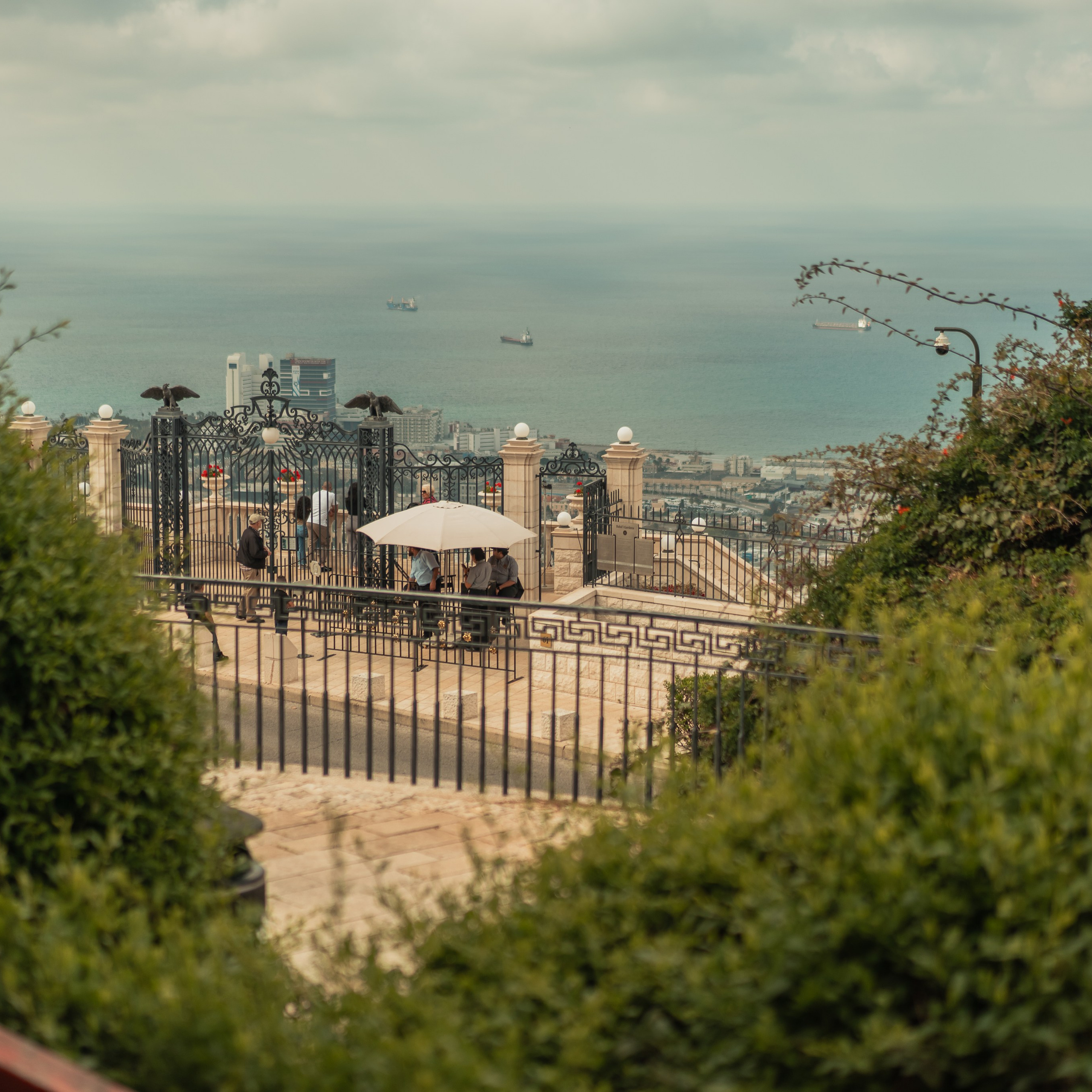 תצפית פרומנד לואי בחיפה: צילום עם נוף עירוני