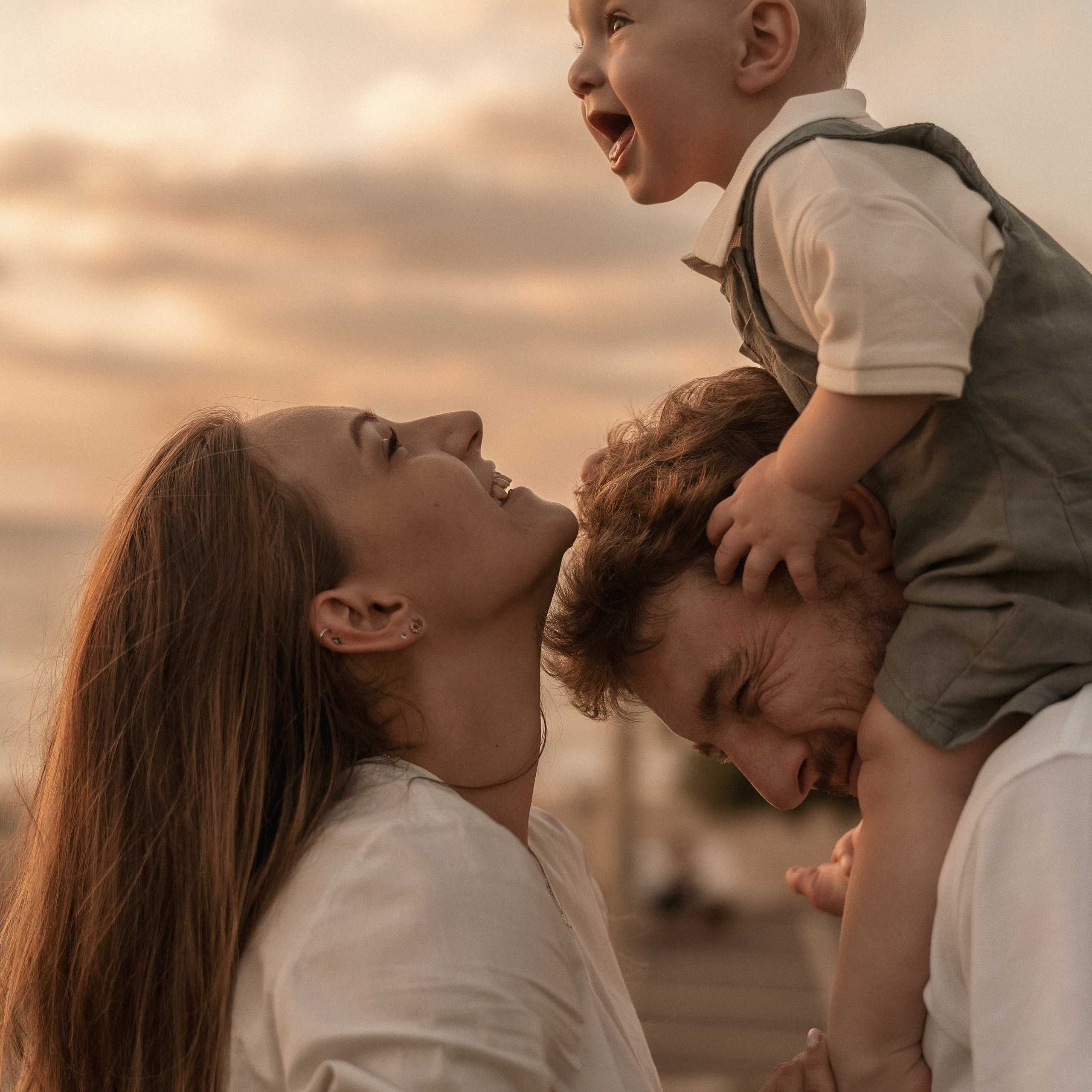 Family Photoshoot by the Sea: Photos Full of Sunlight and Light