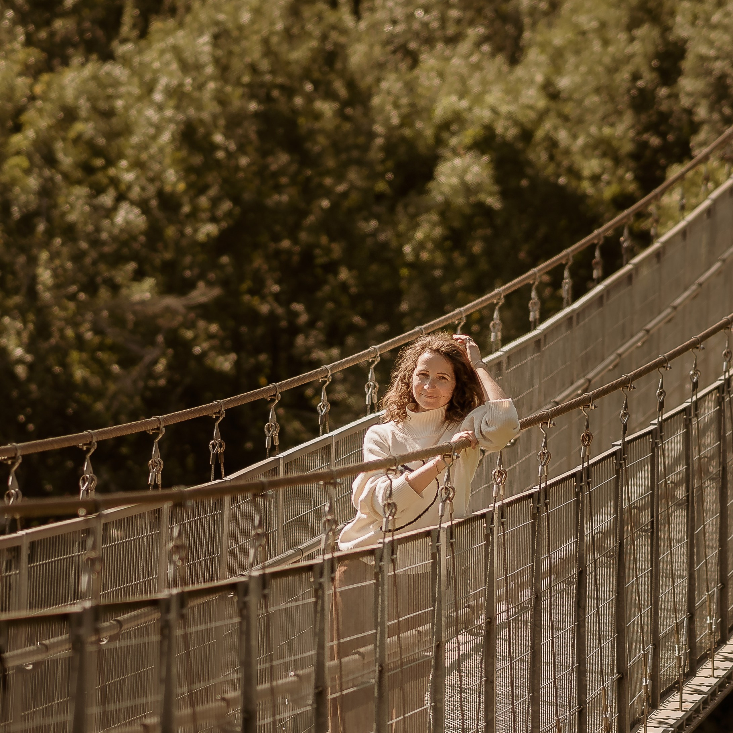 נשר, גשרים תלויים