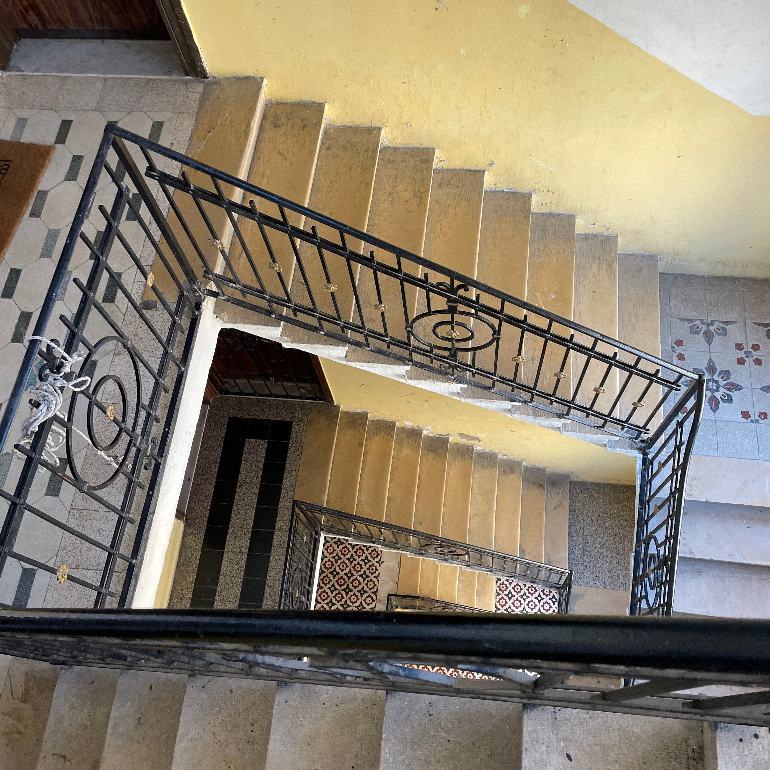 Atmospheric Photoshoot in an Entrance: Ideas for Unique Shots