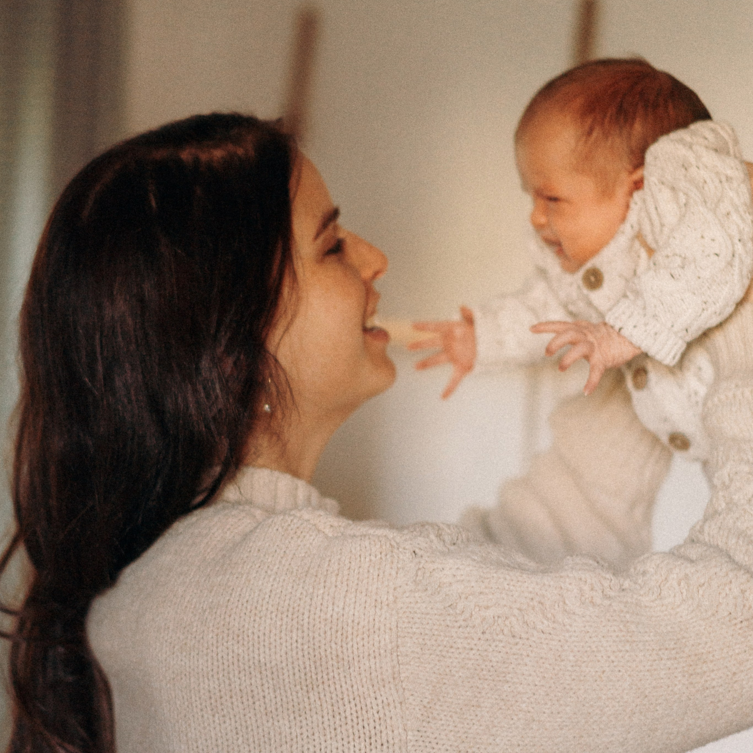 סשן צילום עם תינוק, אמא וכלבים | צילום משפחתי עם חיות מחמד