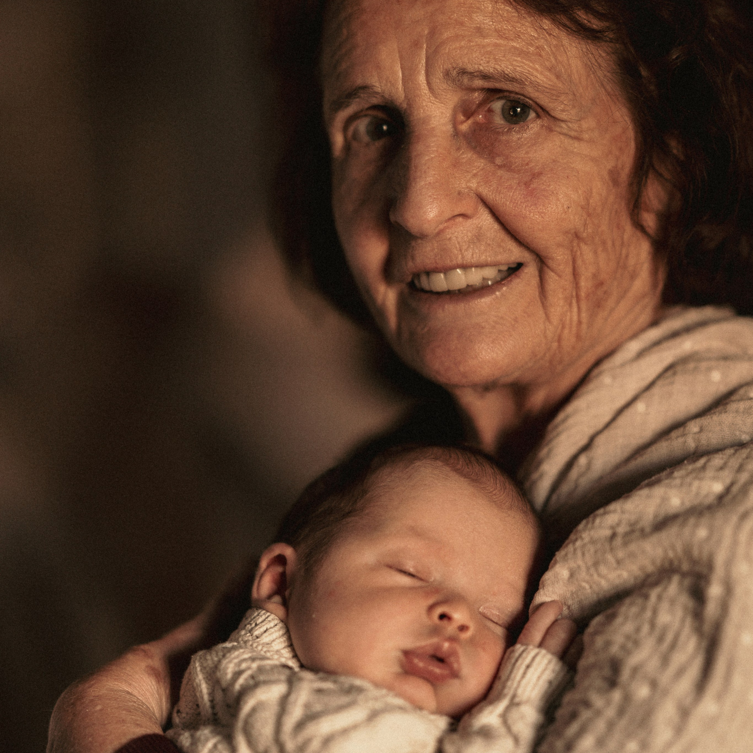 סשן צילום עם תינוק, אמא וכלבים | צילום משפחתי עם חיות מחמד