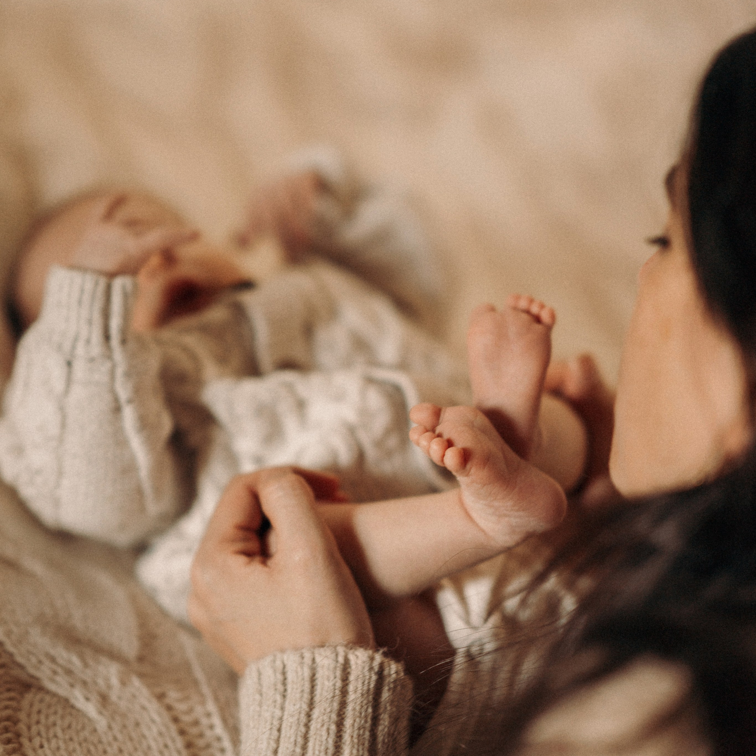 סשן צילום עם תינוק, אמא וכלבים | צילום משפחתי עם חיות מחמד