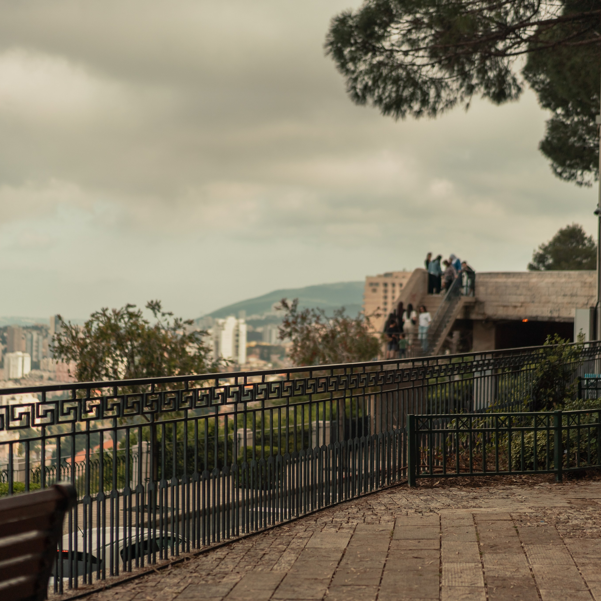 תצפית פרומנד לואי בחיפה: צילום עם נוף עירוני
