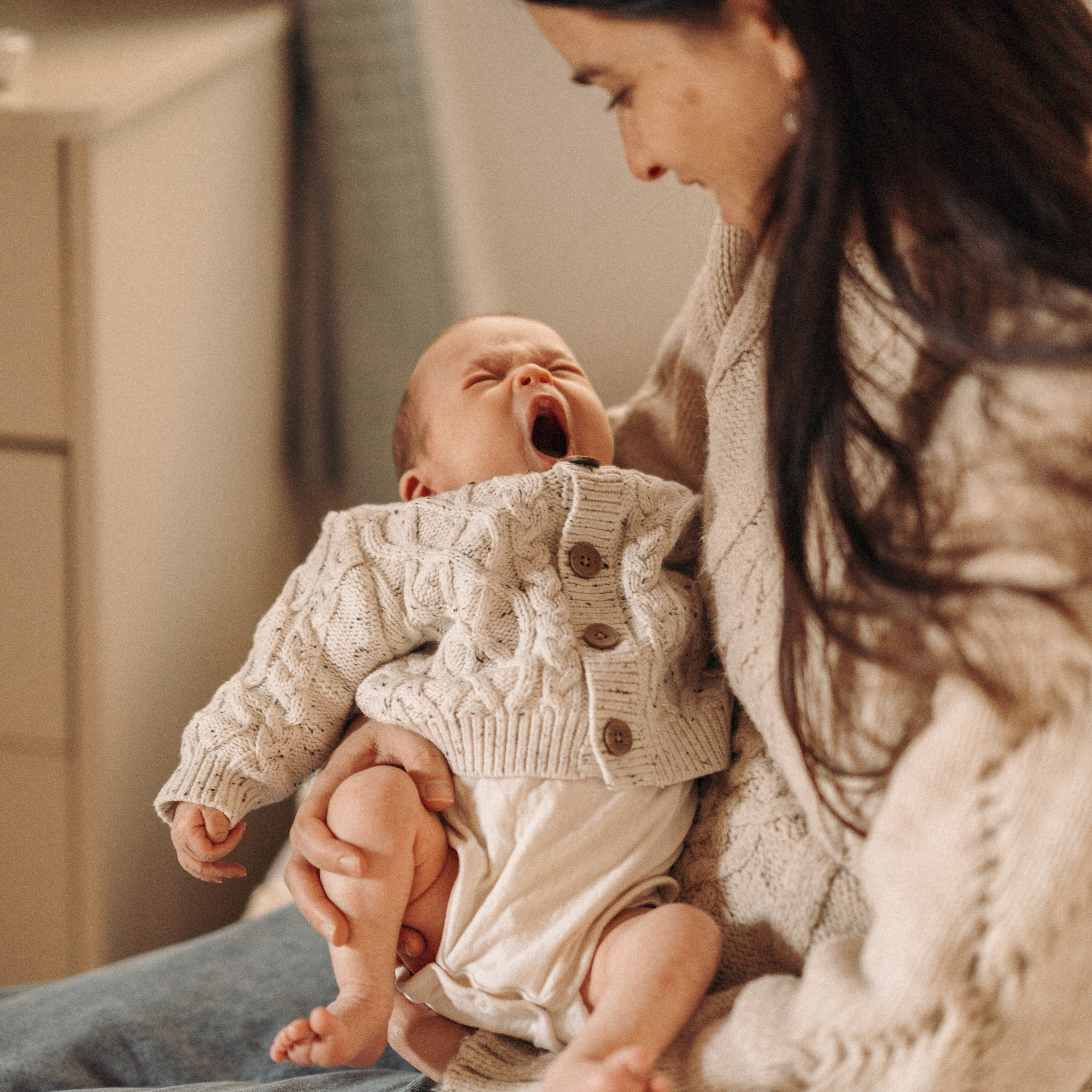 סשן צילום עם תינוק, אמא וכלבים | צילום משפחתי עם חיות מחמד