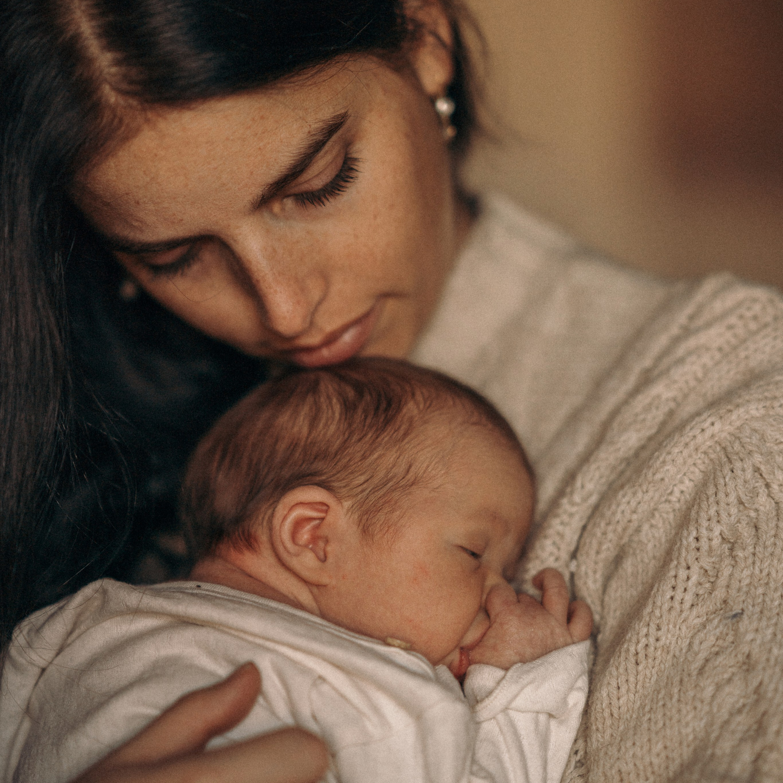 סשן צילום עם תינוק, אמא וכלבים | צילום משפחתי עם חיות מחמד