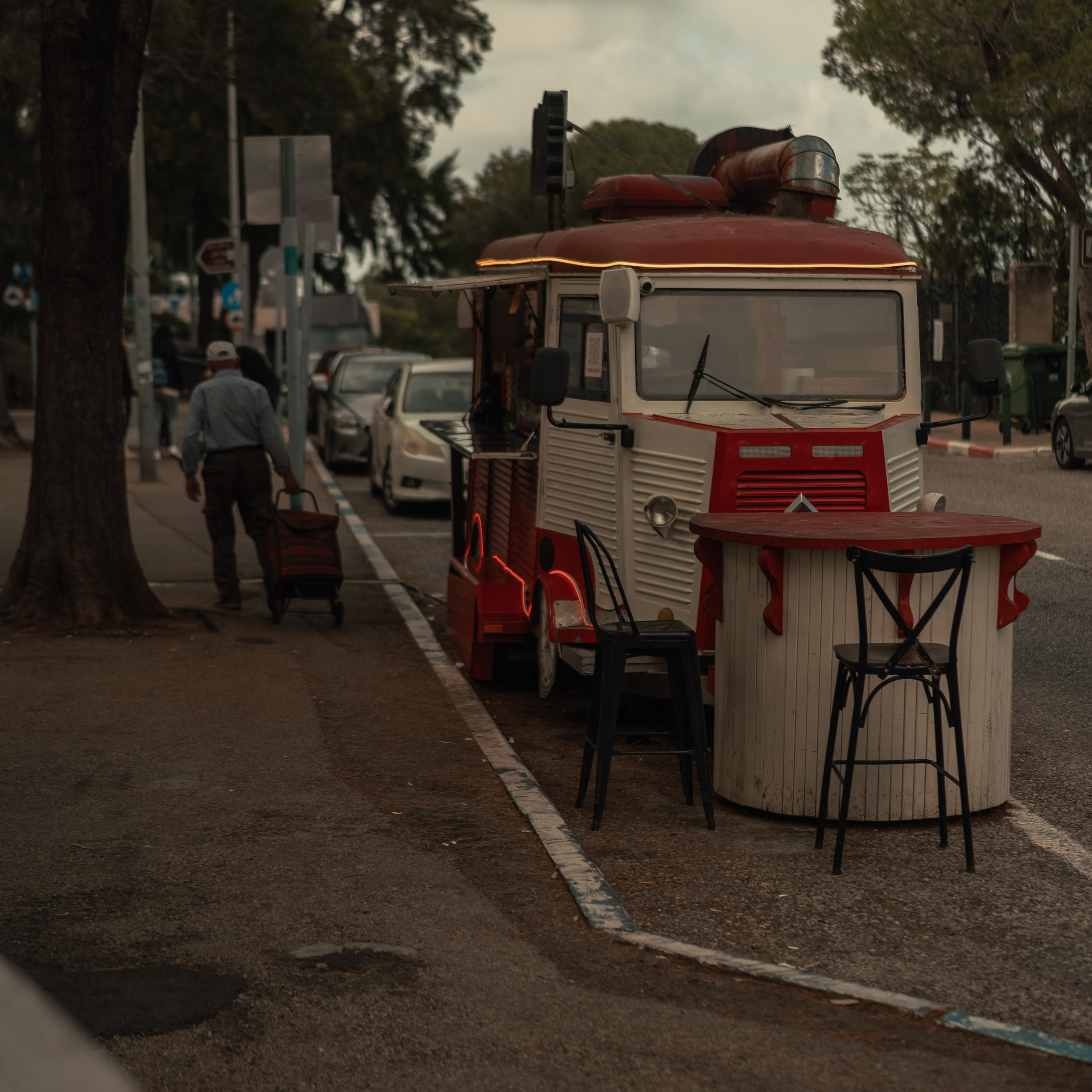 תצפית פרומנד לואי בחיפה: צילום עם נוף עירוני