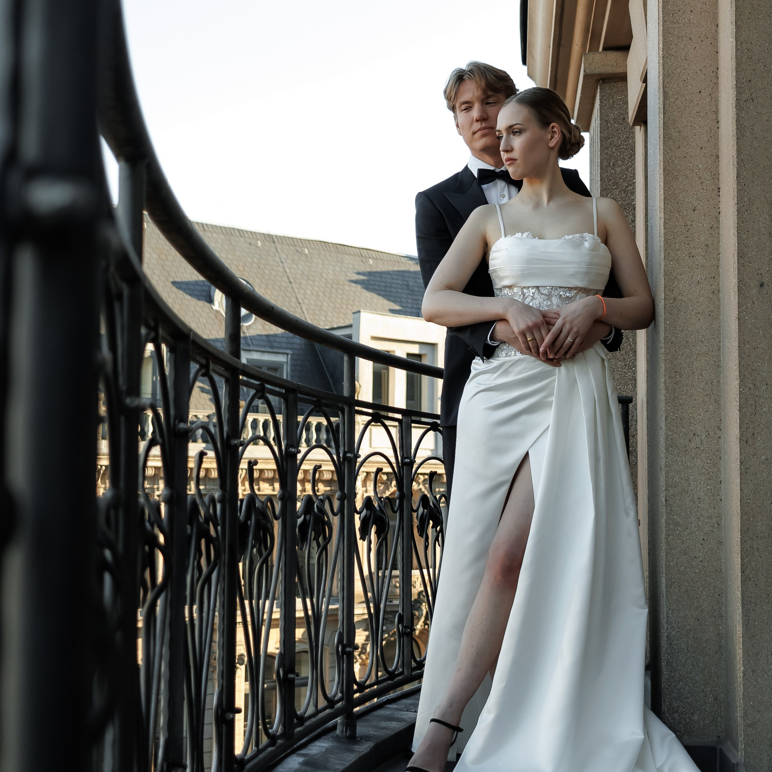 Brautpaar auf schmiedeeisernem Balkon über Berlin – Hochzeitsfotografin Berlin | Nataliia Schütze