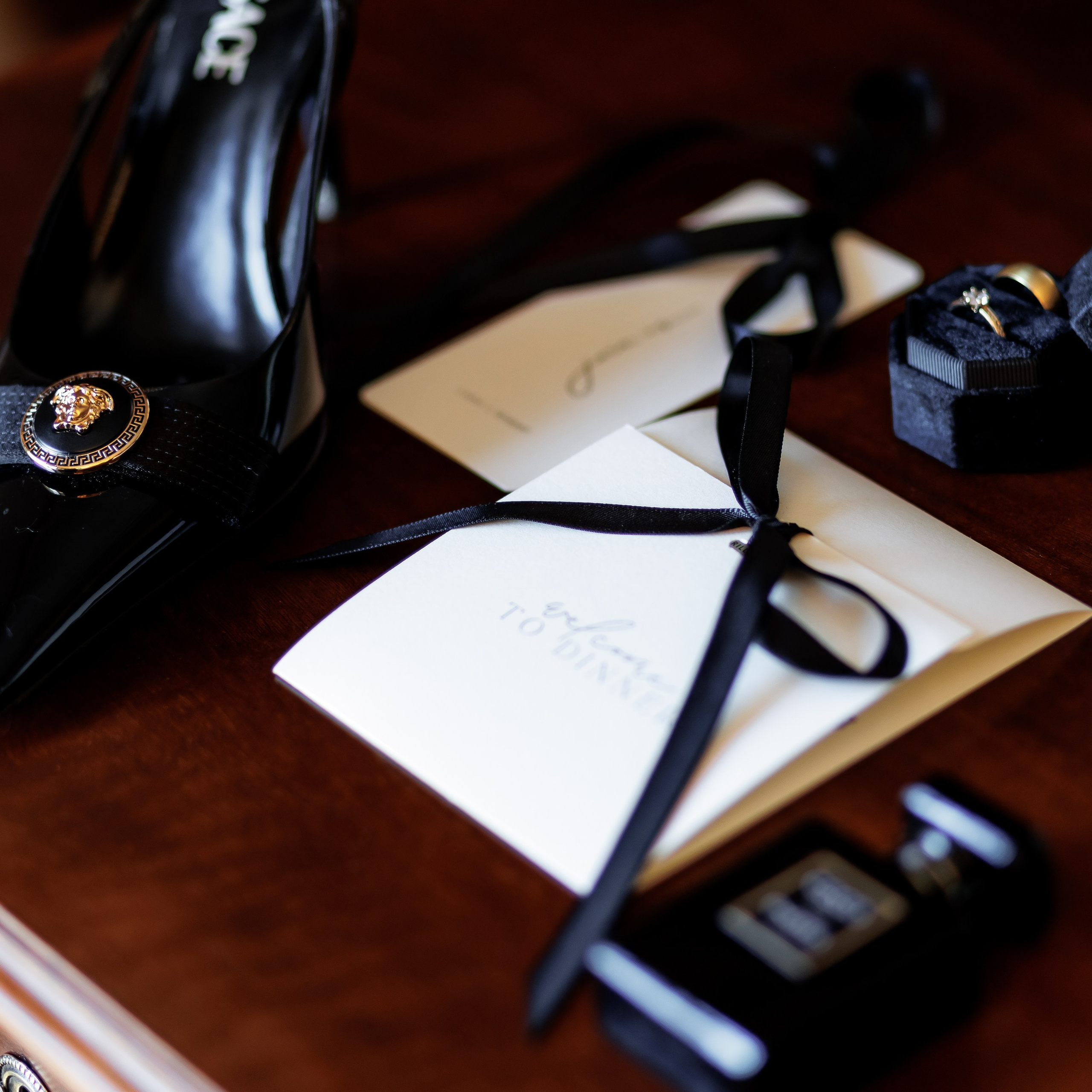 Elegante Braut-Accessoires: Schuhe, Parfum und Hochzeitsbrief – Hochzeitsreportage Berlin | Nataliia Schütze