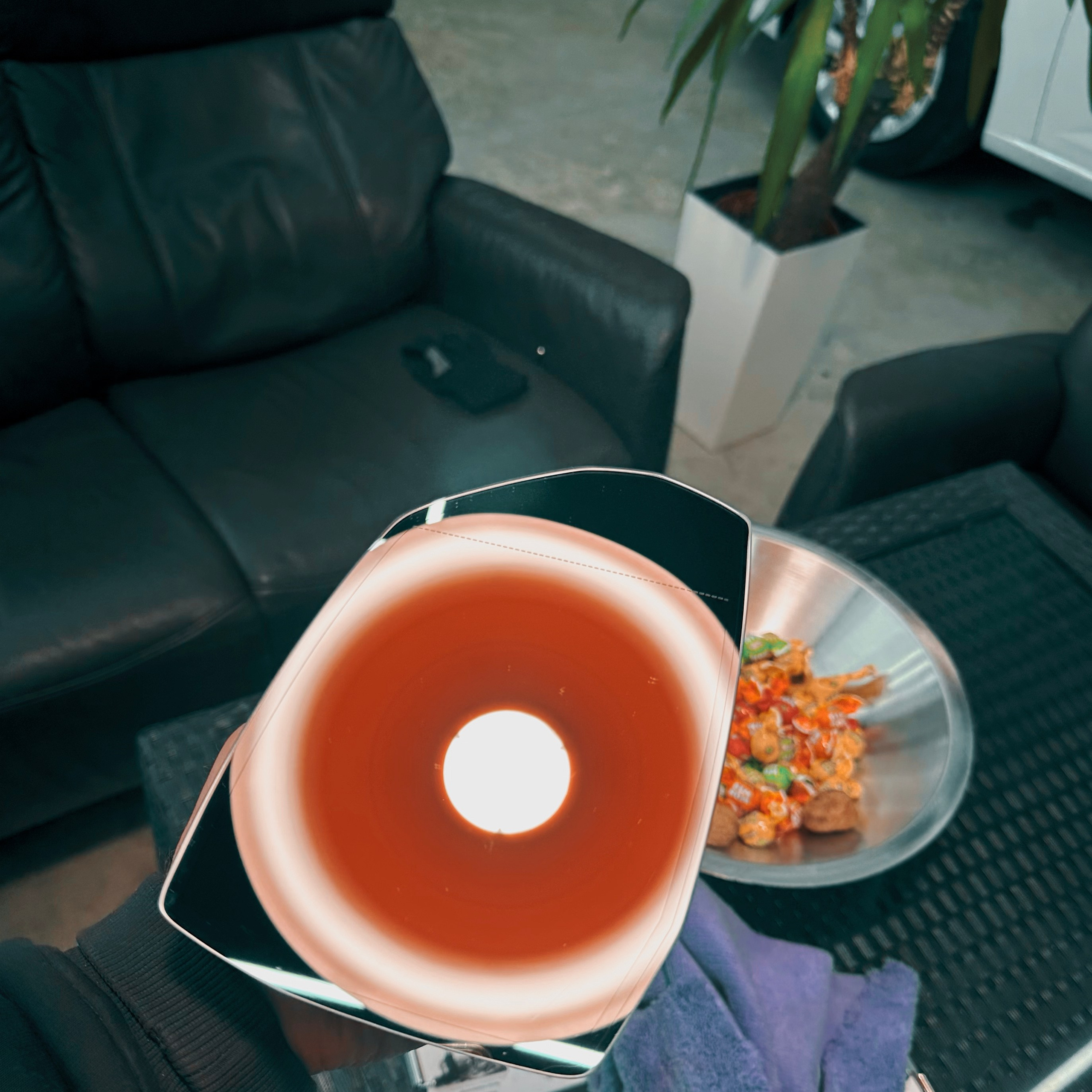 Автомобиль после завершения детейлинга, блестящий и ухоженный.