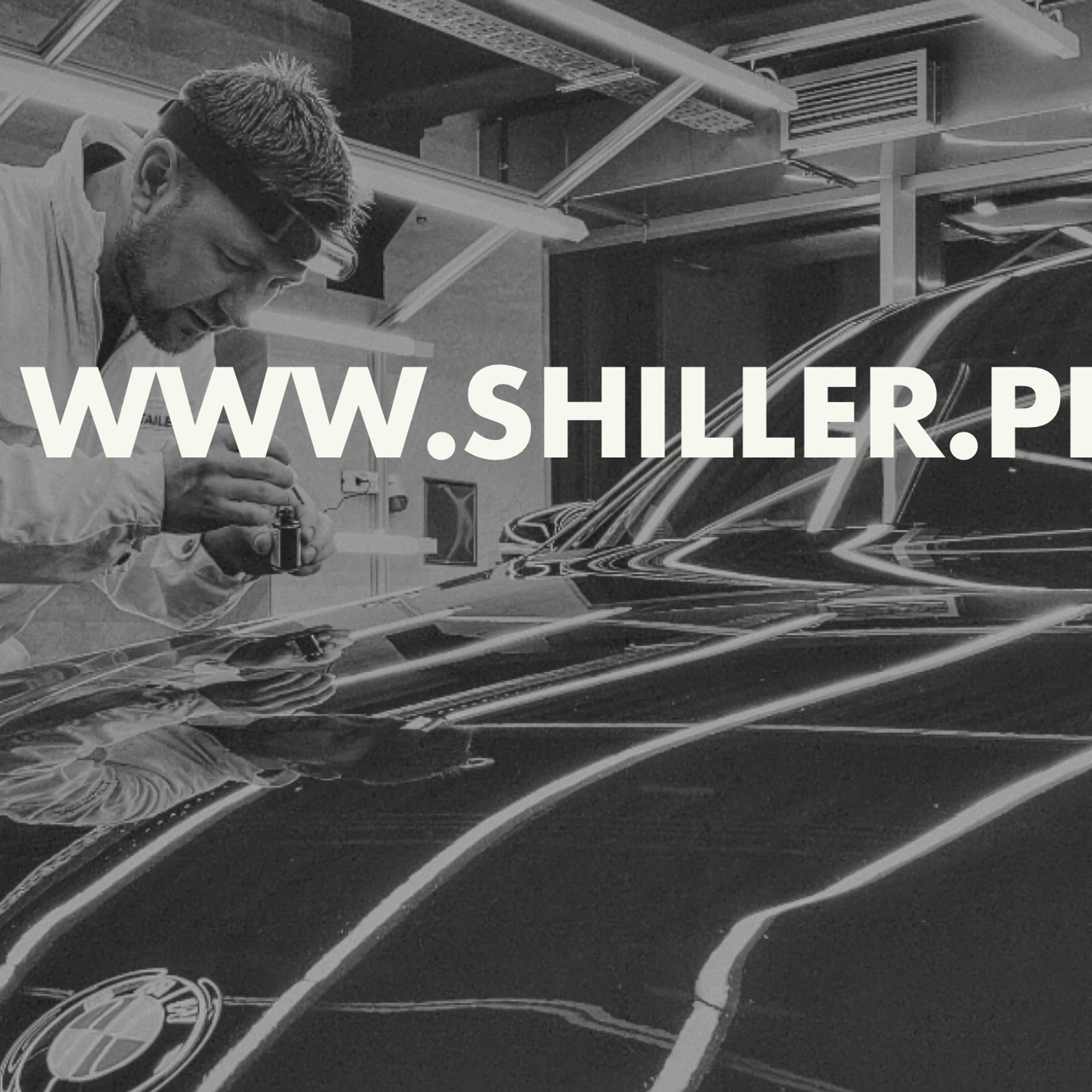 Мастер детейлинга демонстрирует результаты своей работы на завершенном автомобиле