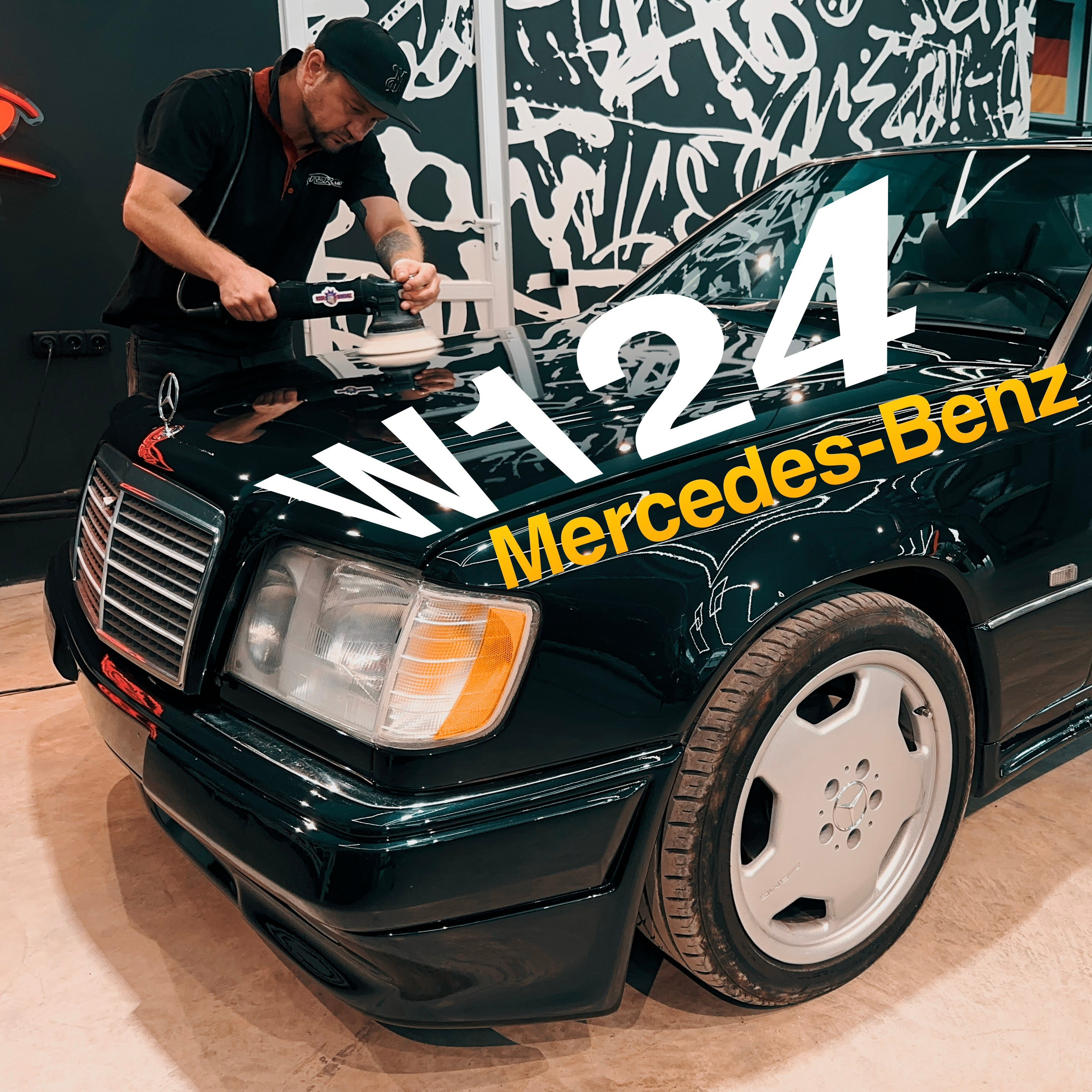 Черный автомобиль после комплексного детейлинга — зеркальный блеск в студии Прага