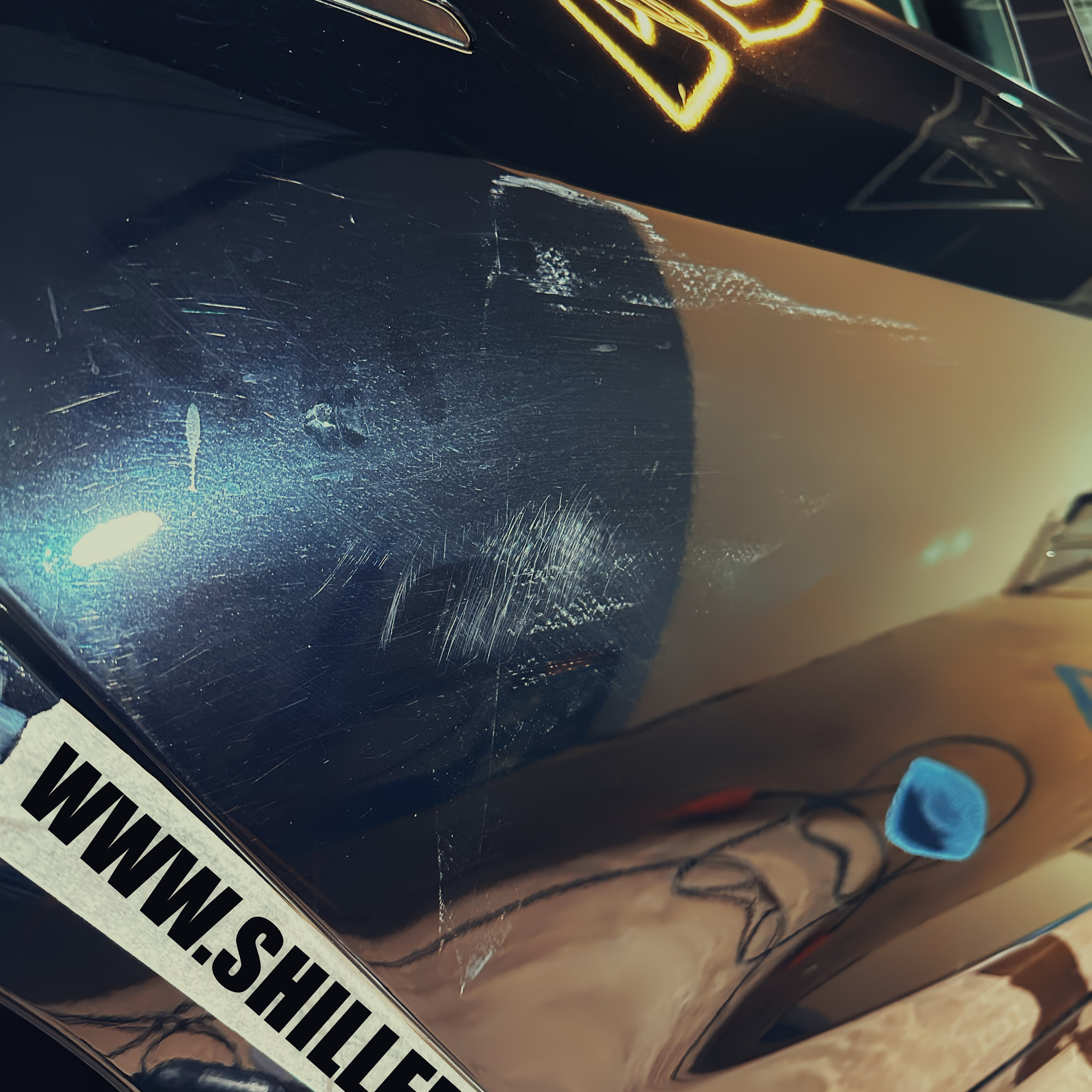 Процесс полировки автомобиля под руководством профессионального детейлинг мастера