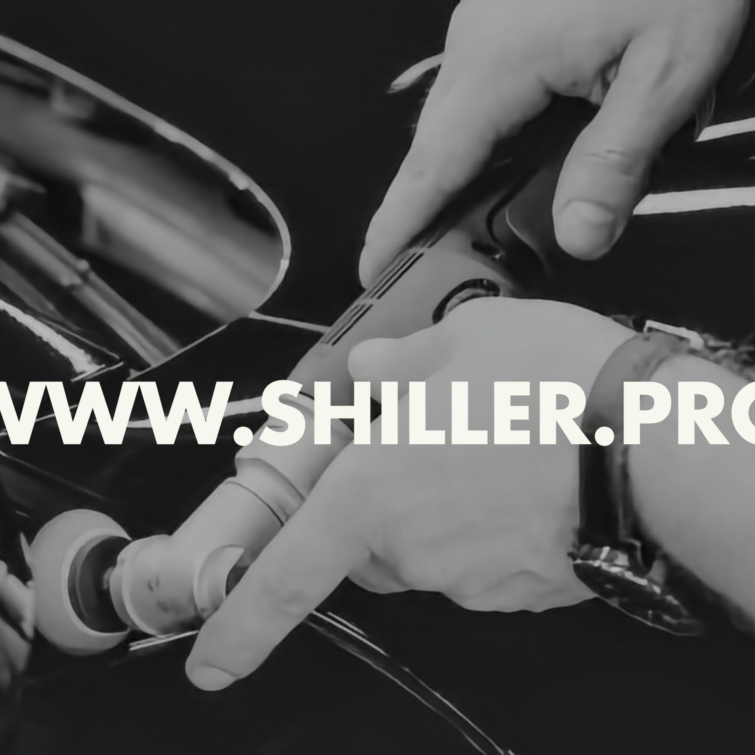 "Мастер детейлинга профессионально полирует кузов автомобиля на рабочем месте