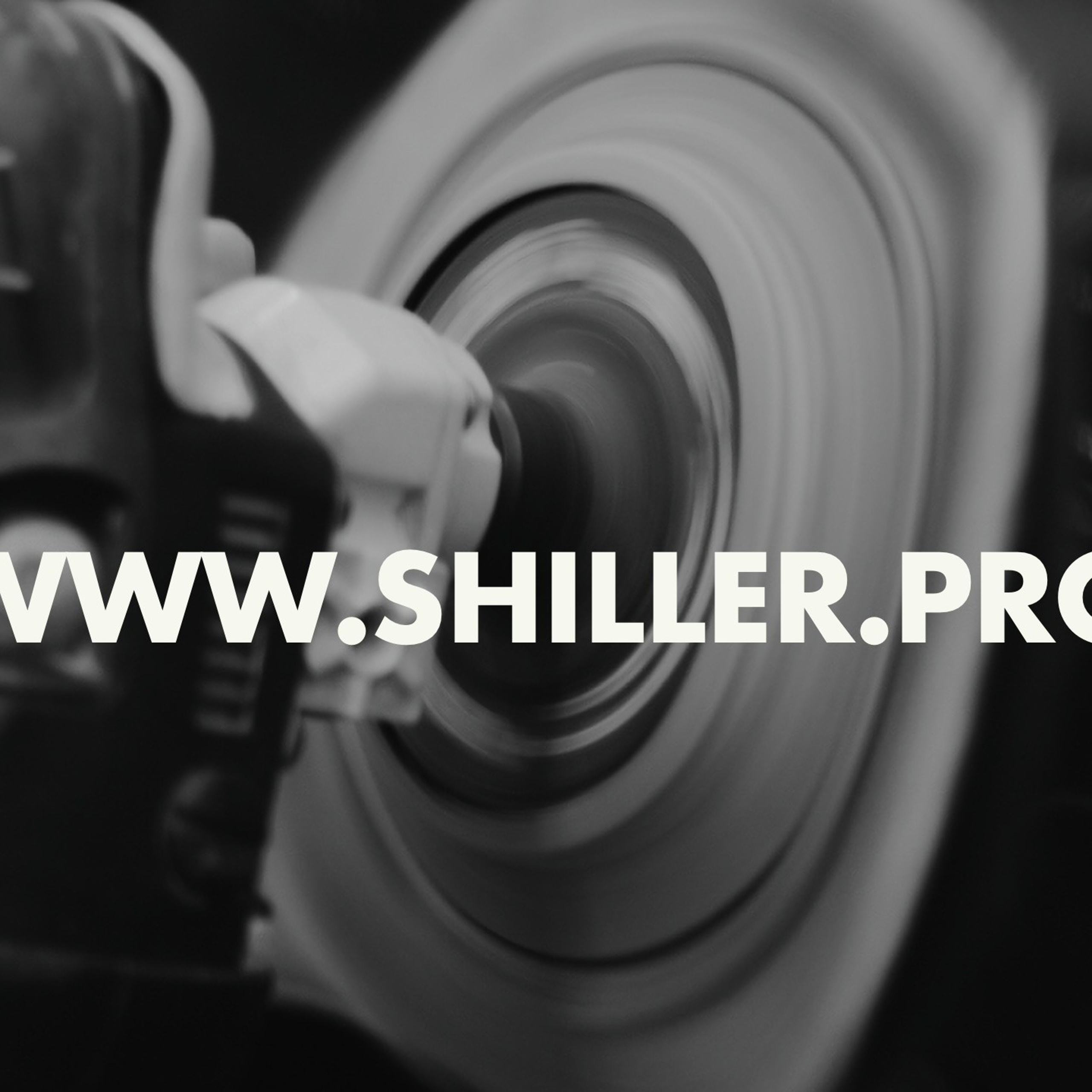 Коррекция лакокрасочного покрытия автомобиля – мастер детейлинга  во время работы