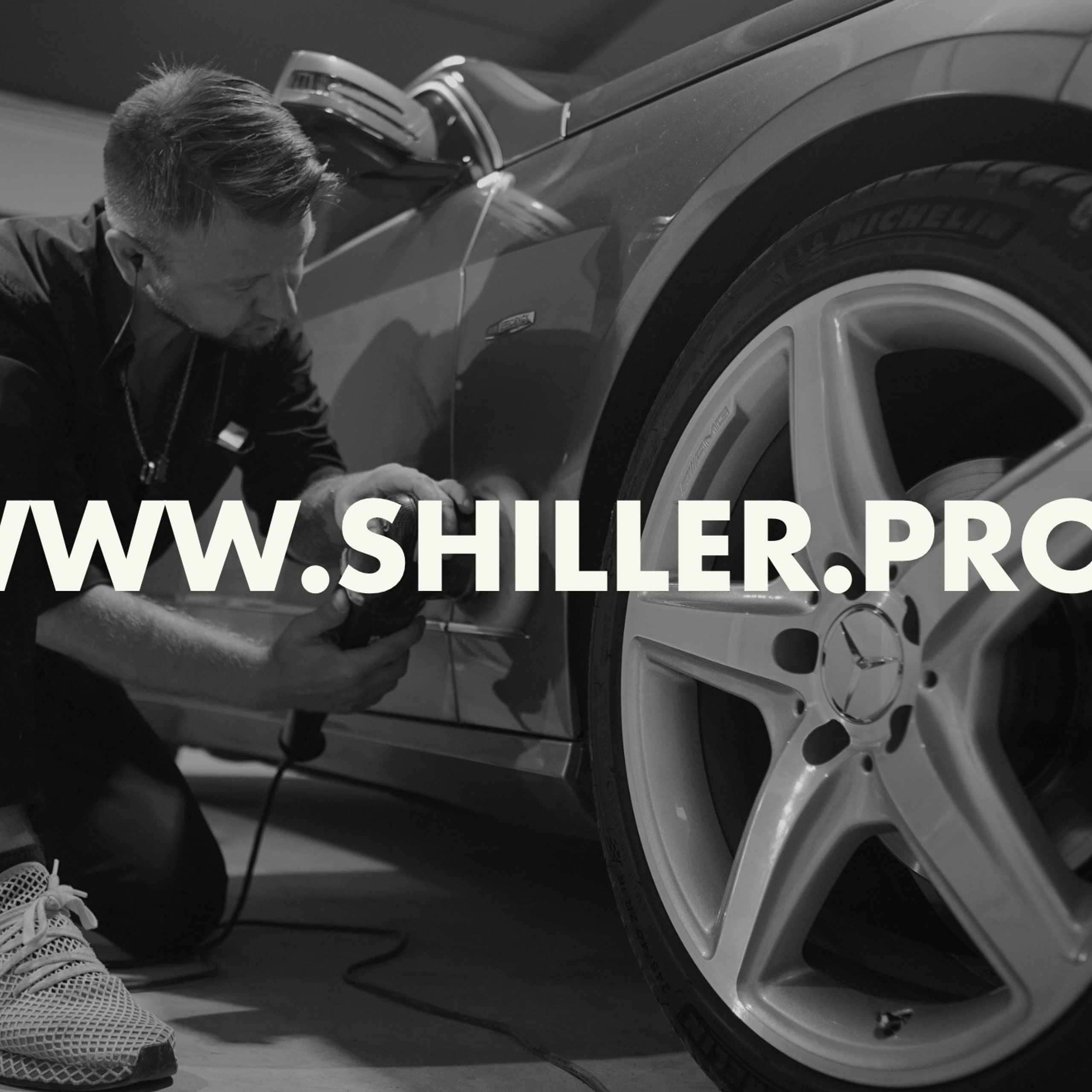 Мастер детейлинга работает над восстановлением лакокрасочного покрытия автомобиля