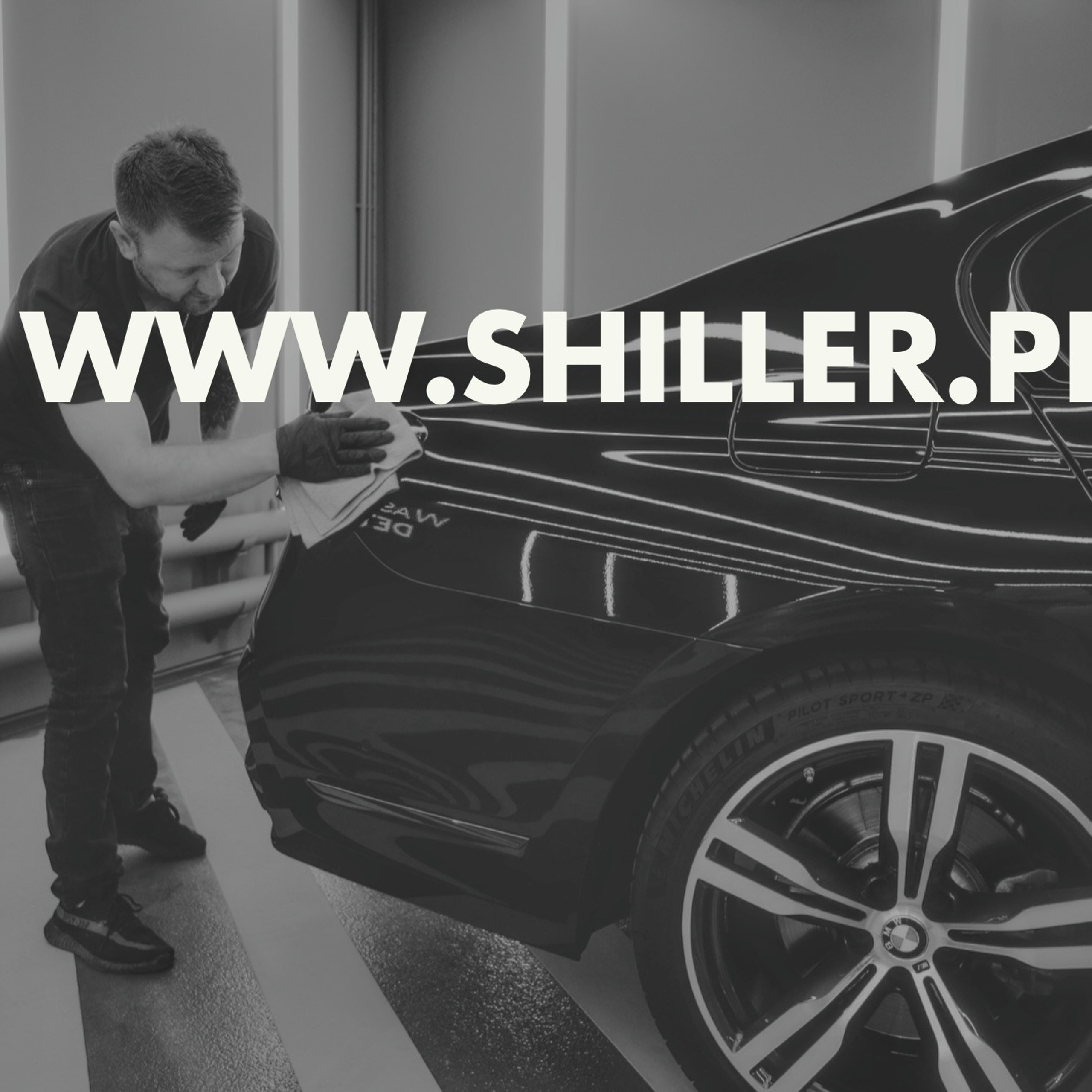 мастер  по детейлингу очищает интерьер автомобиля с помощью специального оборудования"