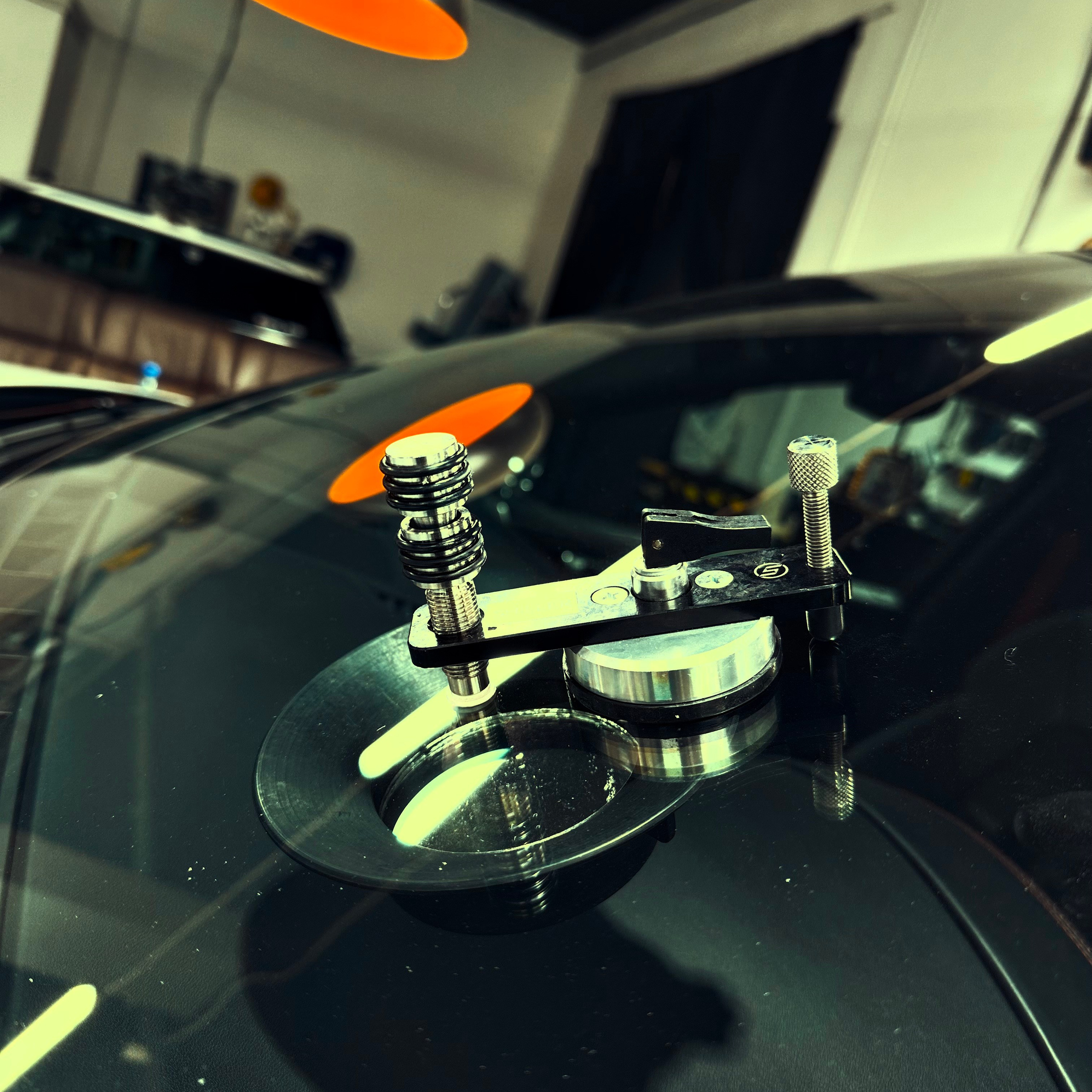 Ремонт скола на лобовом стекле мастер детейлинга 