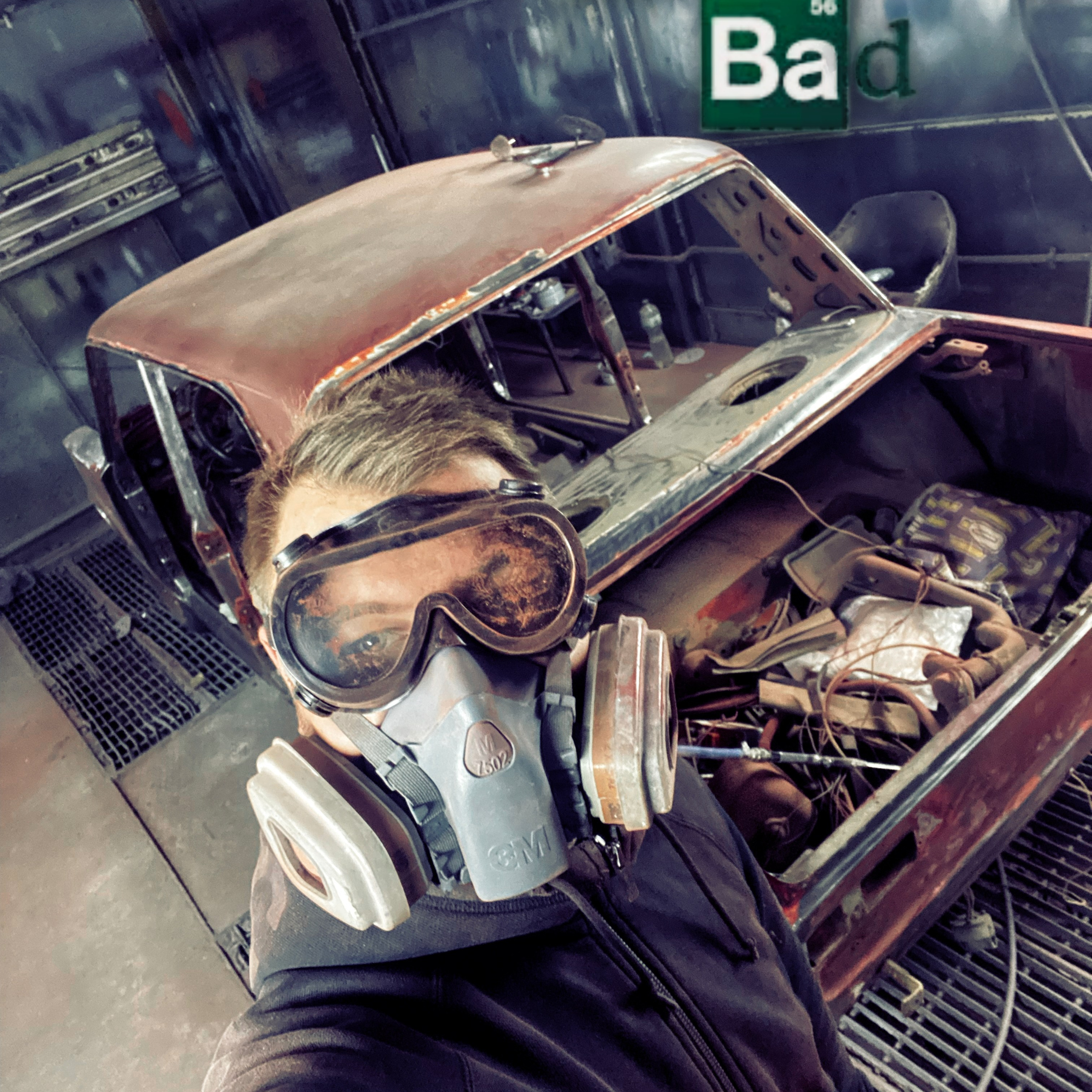 Автомобиль в специализированной камере для покраски в автосервисе.