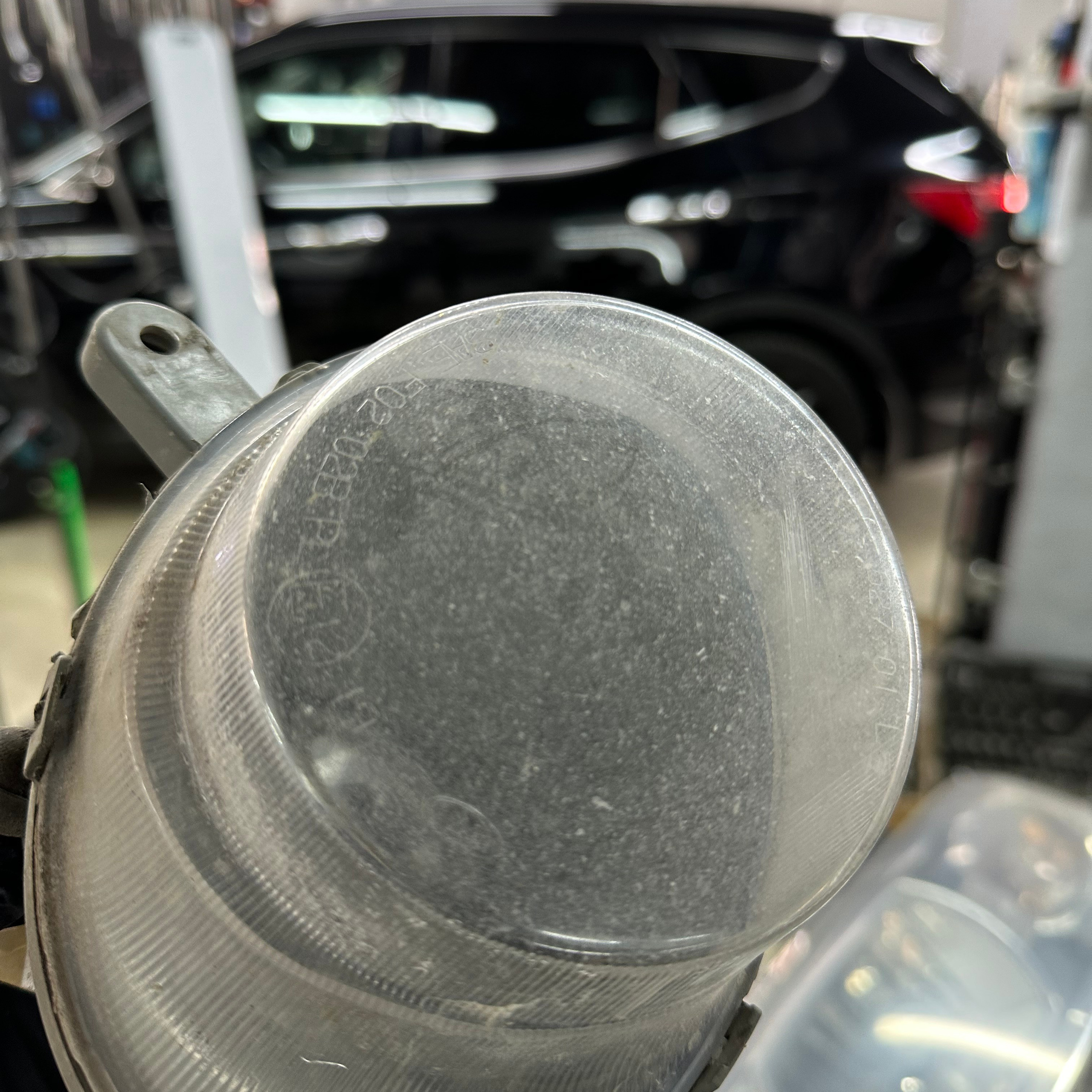 Полировка фар — это быстрый и экономичный способ вернуть фарам первоначальную прозрачность, улучшить видимость и безопасность на дороге. Обратитесь к профессионалам, чтобы получить идеальный результат! 