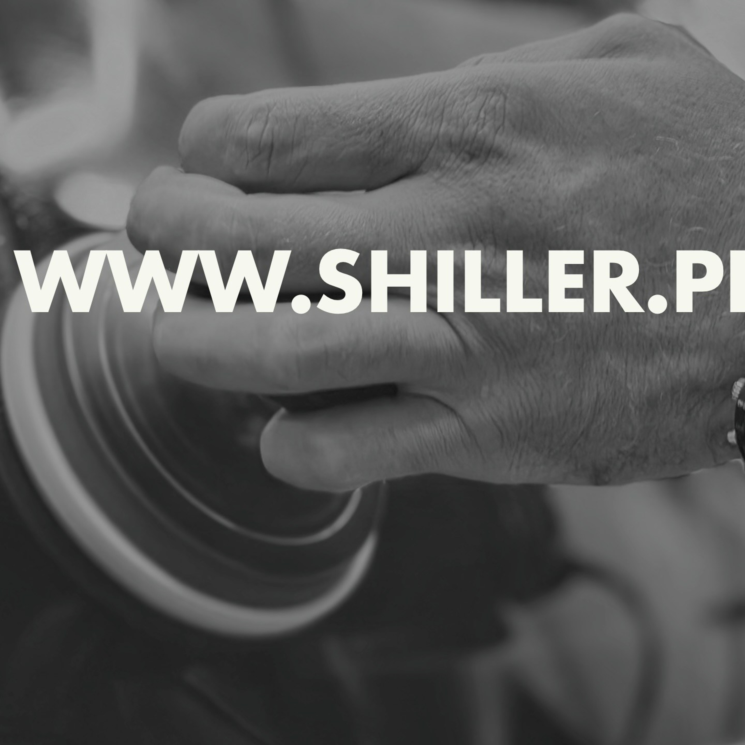 Мастер детейлинга в процессе работы: полировка кузова автомобиля с высокой концентрацией