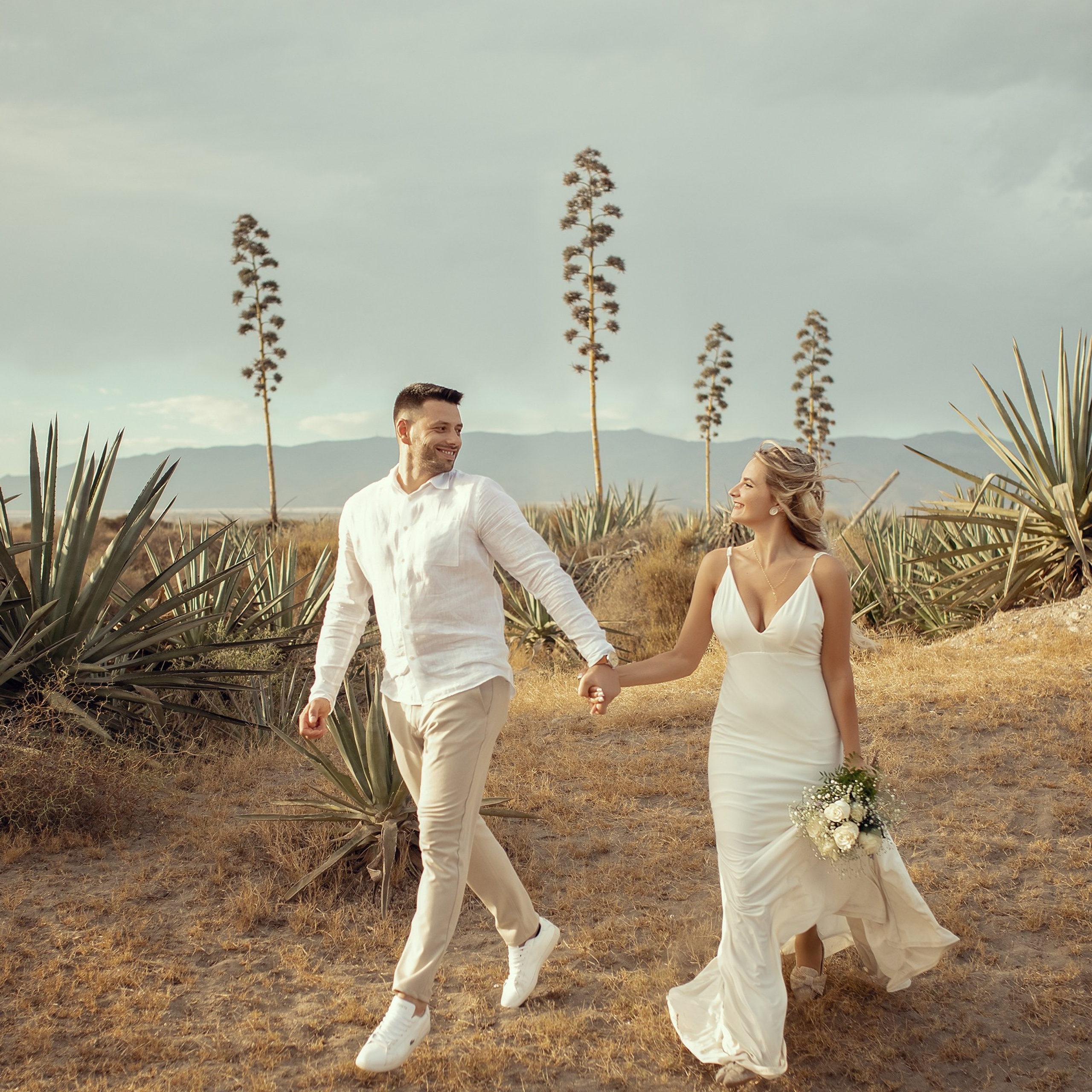 Toyo playa paseo de pareja después de boda almeria fotógrafa Almeria