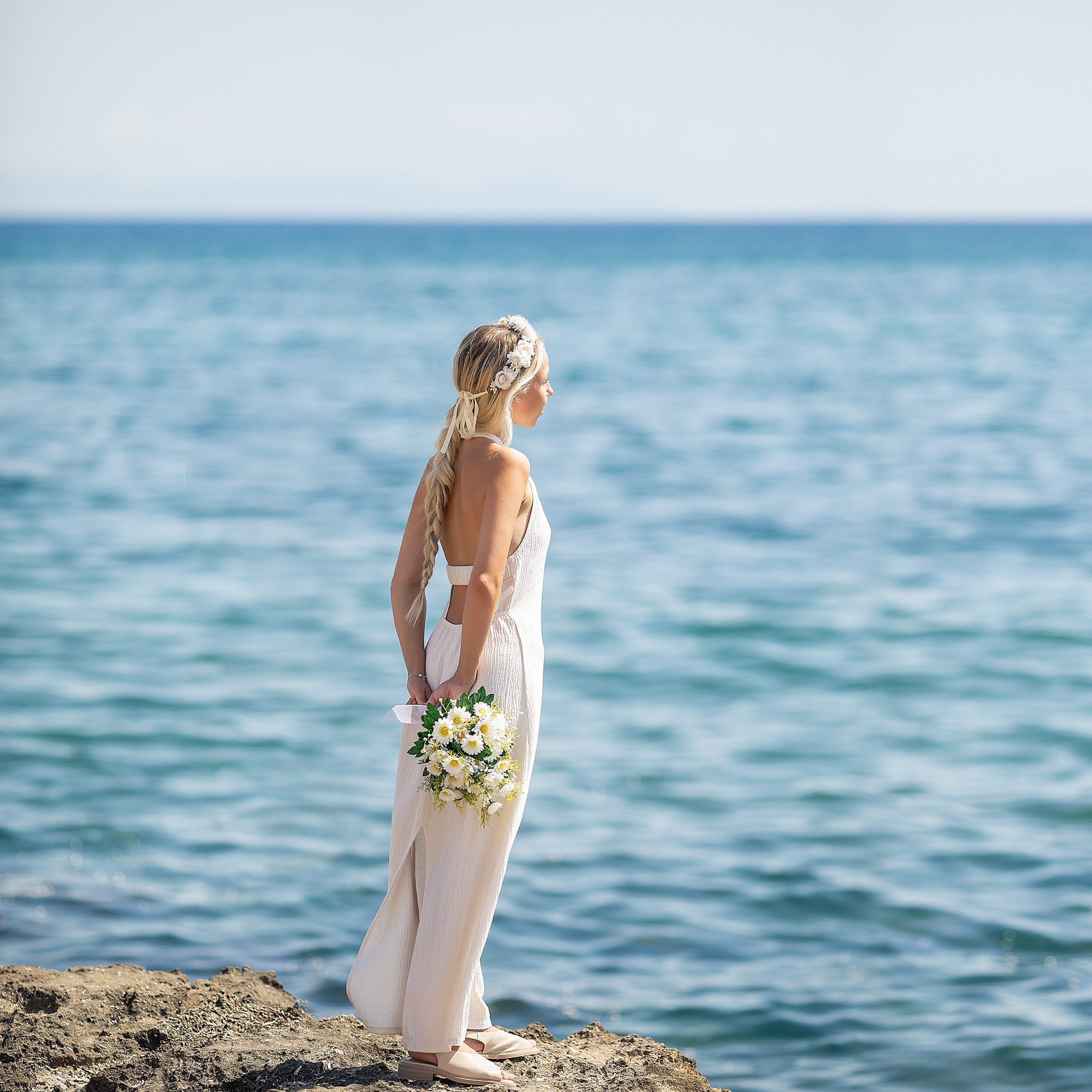 novia con vestido de boda en la playa junto al castillo de Santa Ana Roquetas del Mar Almeria