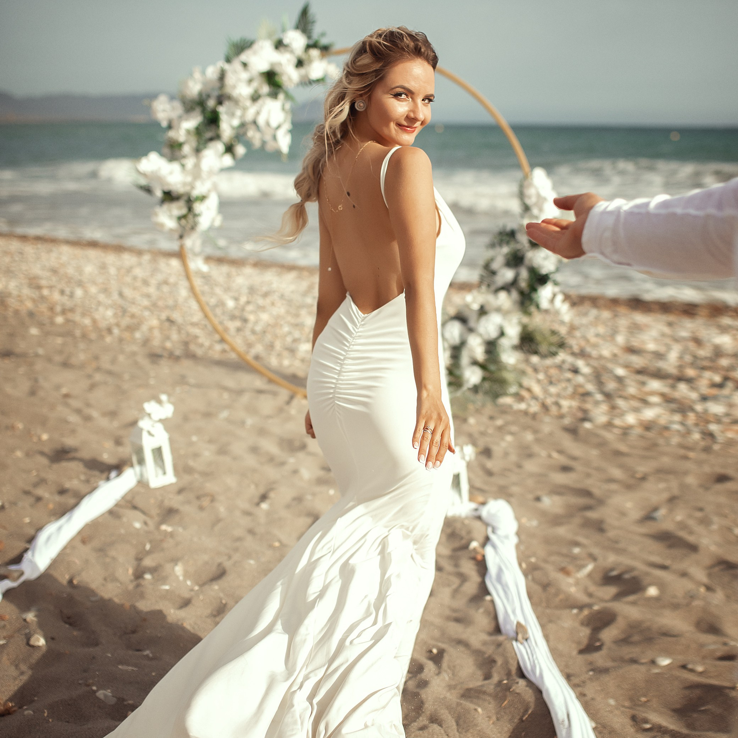 Novia esperando a su marido en la playa de El Toyo ,feliz y guapa Almeria