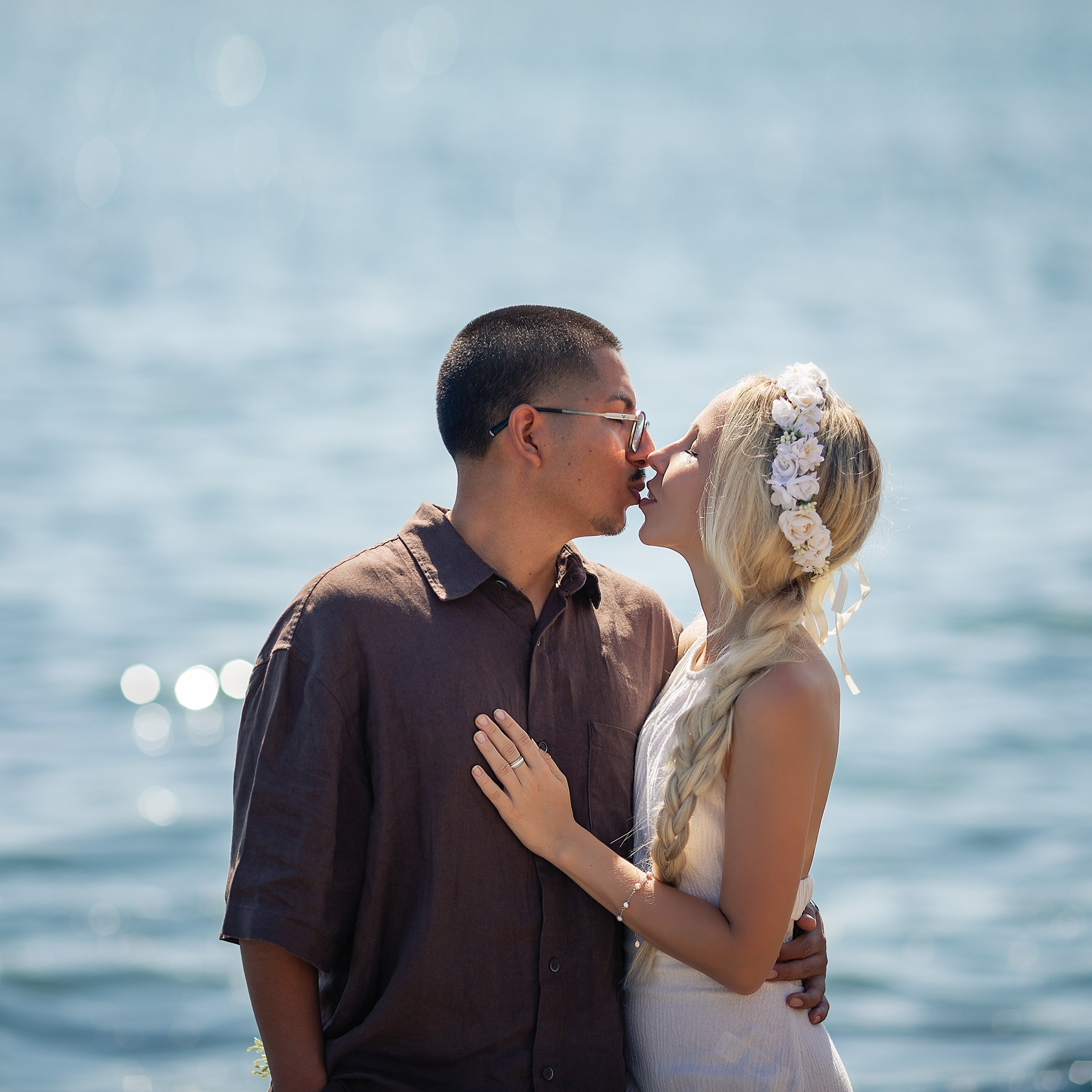 Fotografia de amor y beso de la pareja en el puerto de castillo Santa Ana Roquetas del Mar