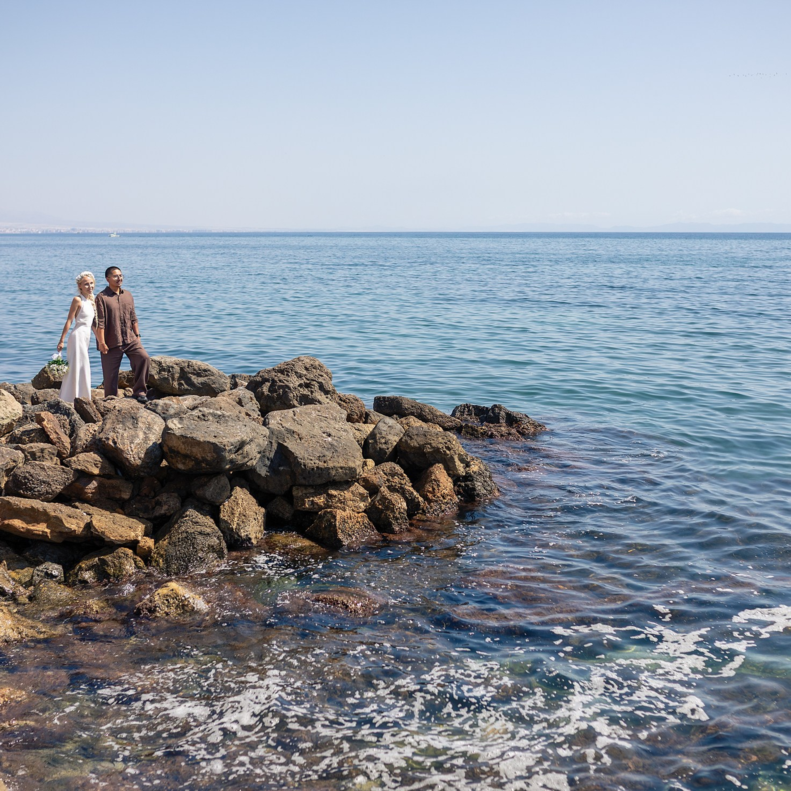 pareja de recién casados frente al mar en Roquetas del Mar Almería