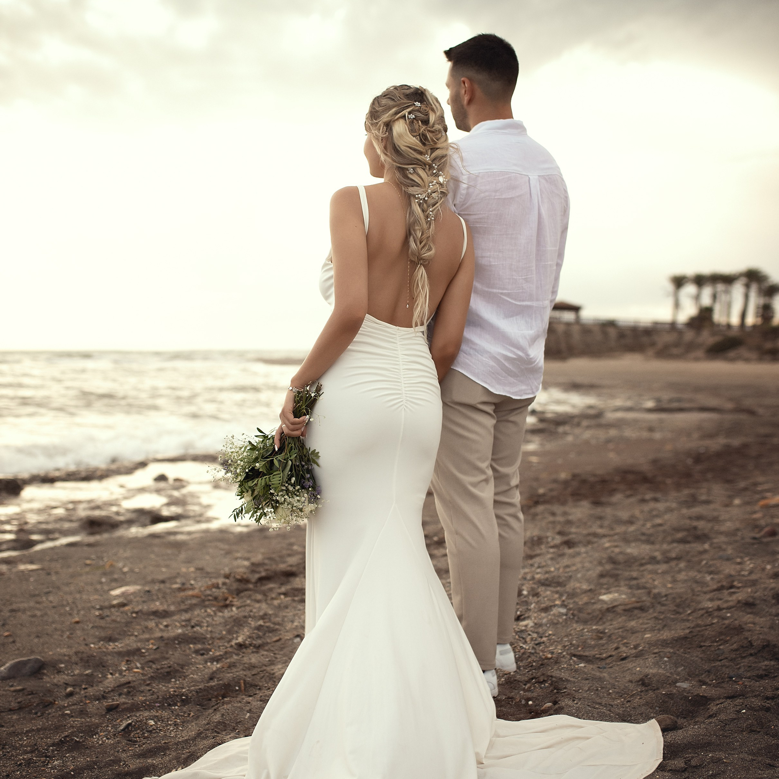 Fotografia de pareja enamorada caminando orilla El Toyo