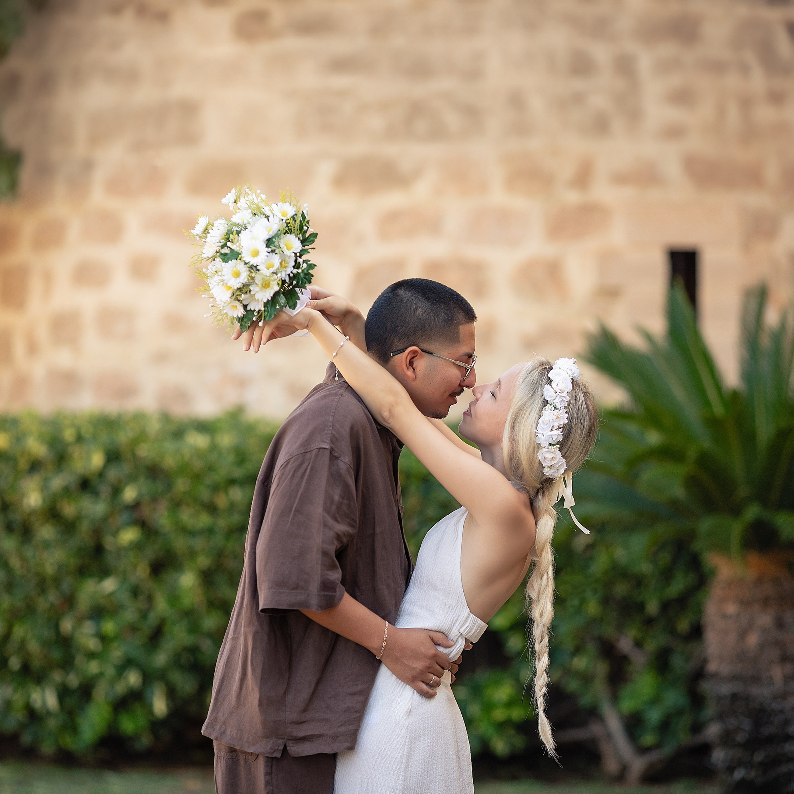 Pareja besándoselas en el fondo de pared de Castillo de Santa Ana Roquetas del Mar Almeria