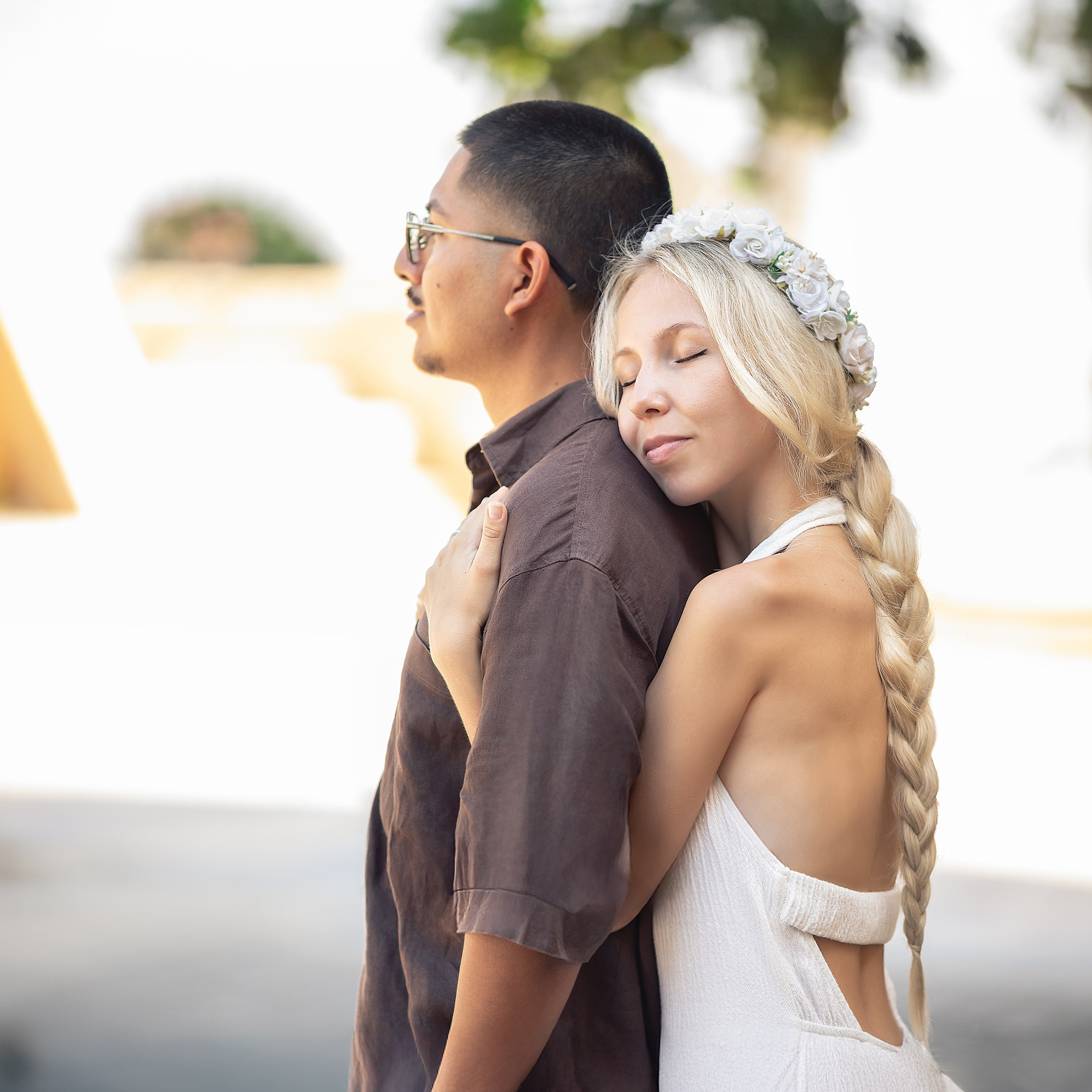 novia y novio abrazados junto a la muralla del castillo en Roquetas del Mar