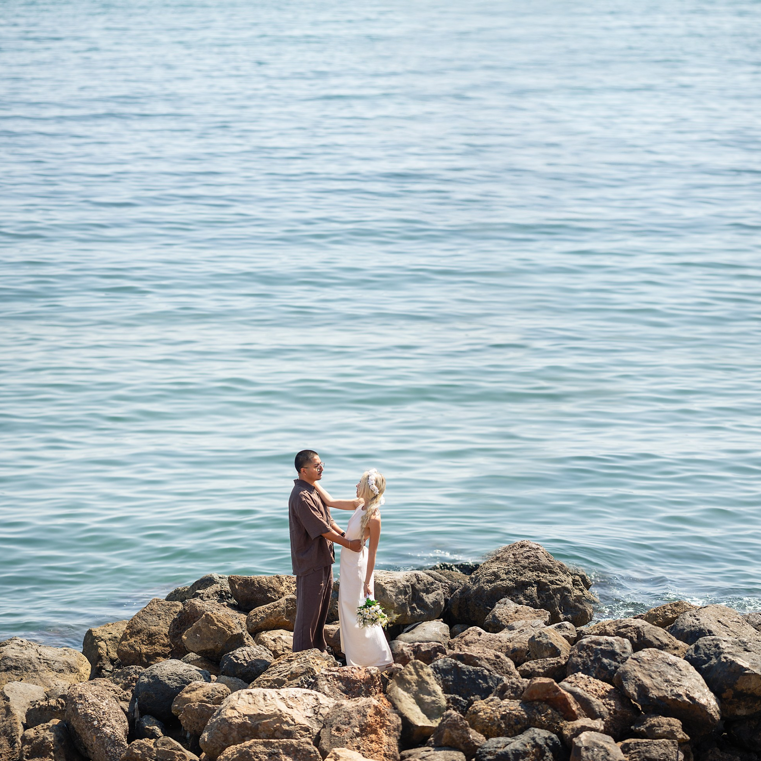 pareja disfrutando de sesión post boda íntima frente al mar en Almería