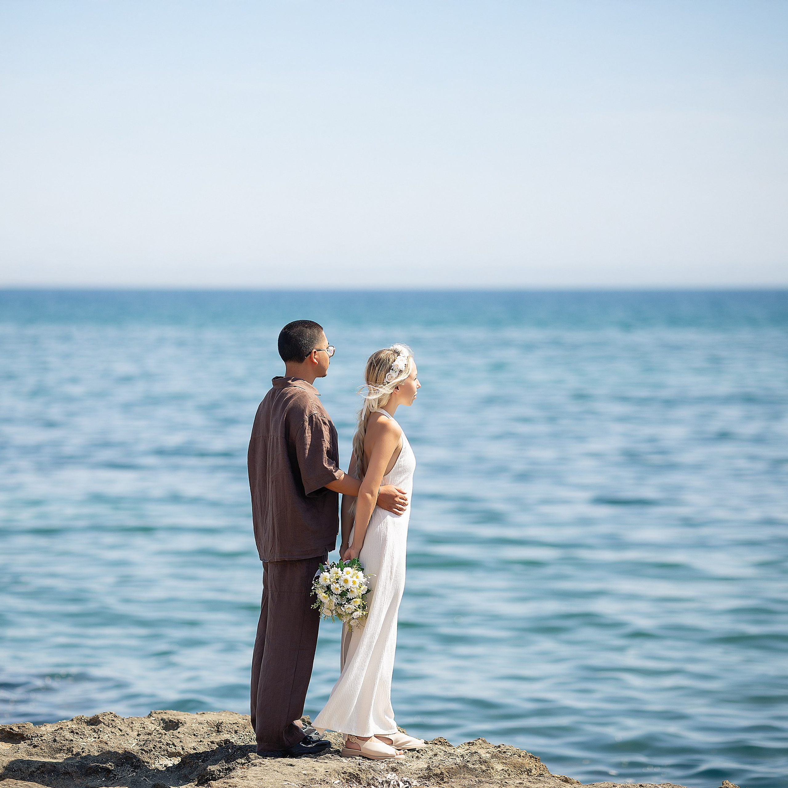 sesión de fotos post boda elegante con vistas al mar  Mediterráneo en Almería Roquetas del Mar