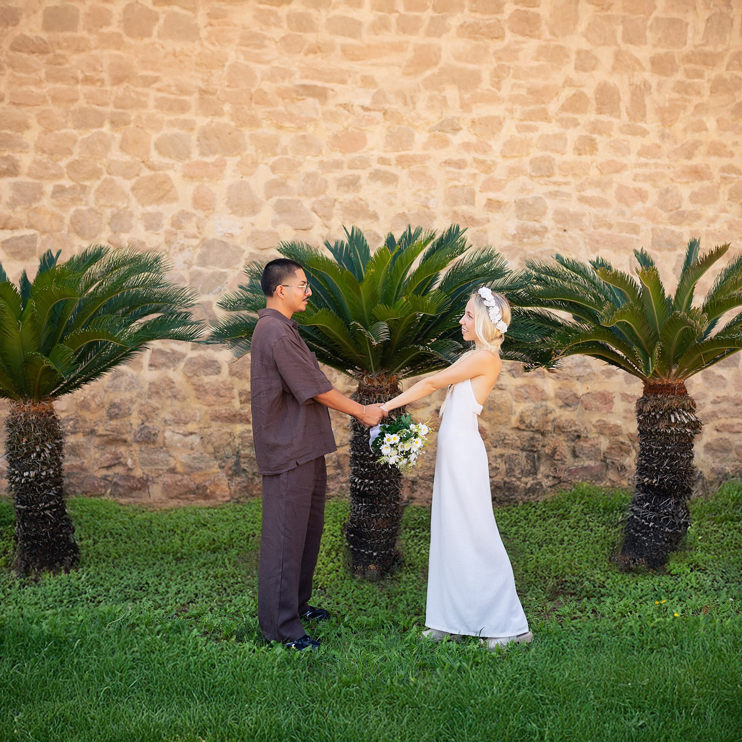 pareja romántica con el Castillo de Santa Ana de fondo