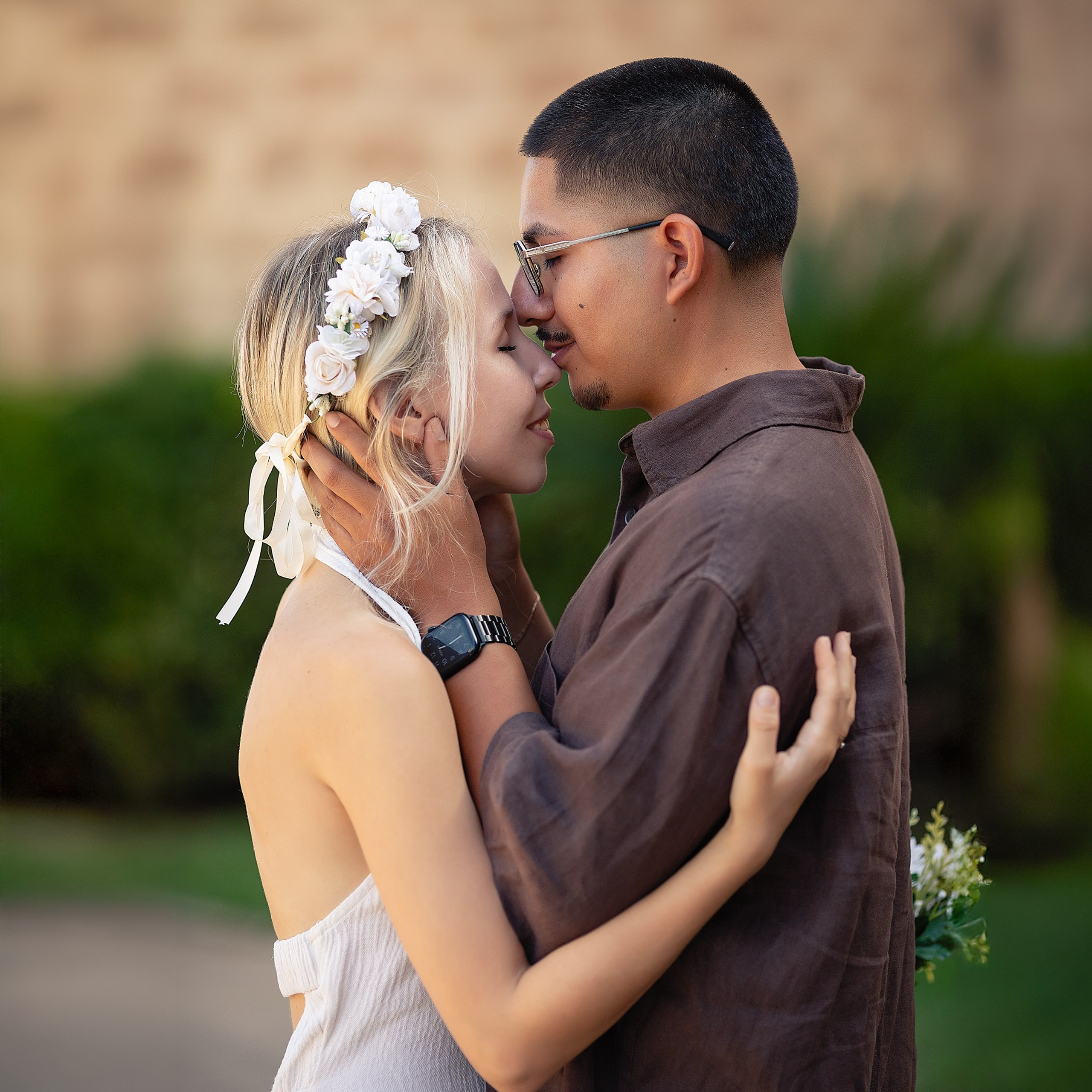 novios jovenes verano post boda Roquetas del Mar Almeria