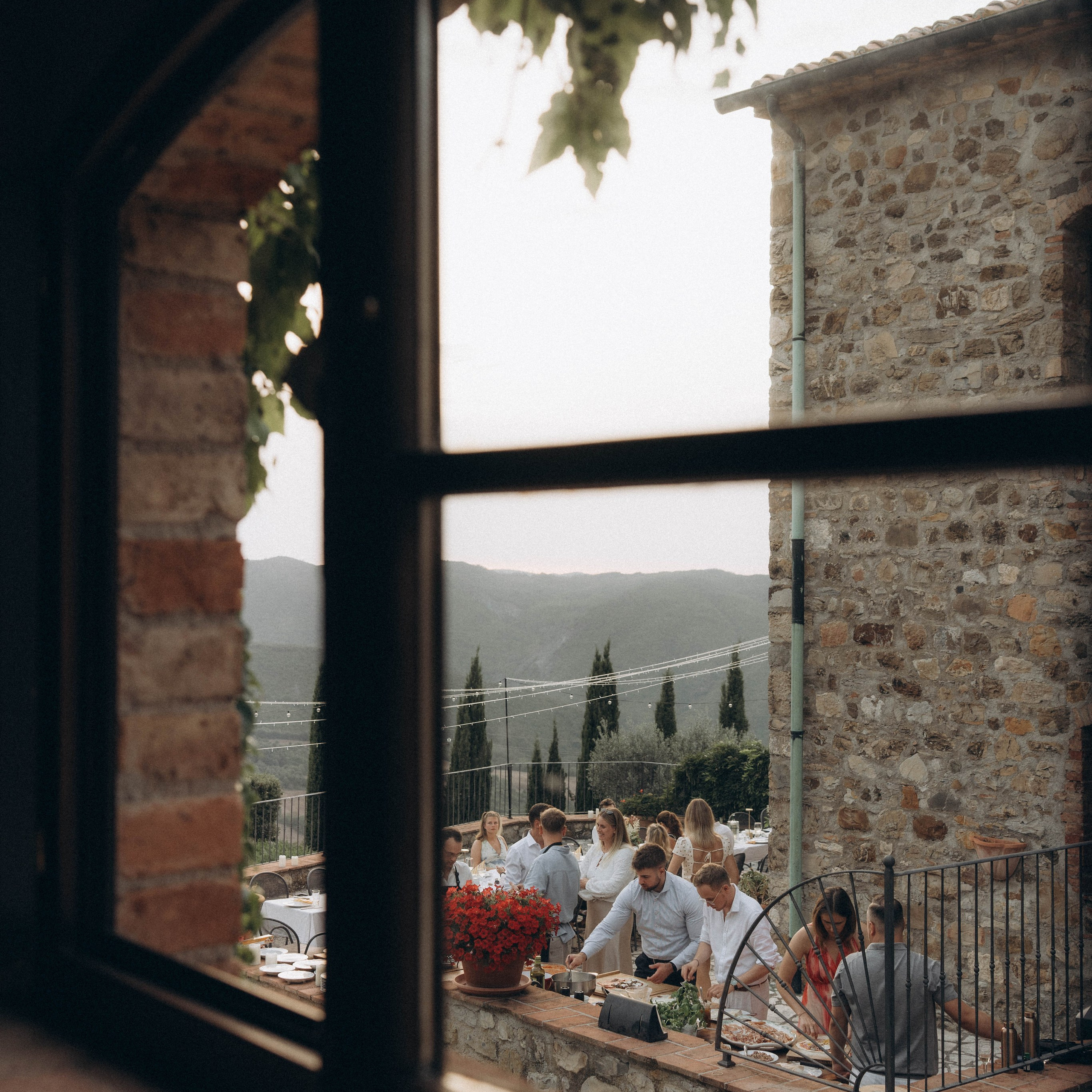 Blick durch ein Fenster auf die Hochzeitsgesellschaft an der gedeckten Tafel