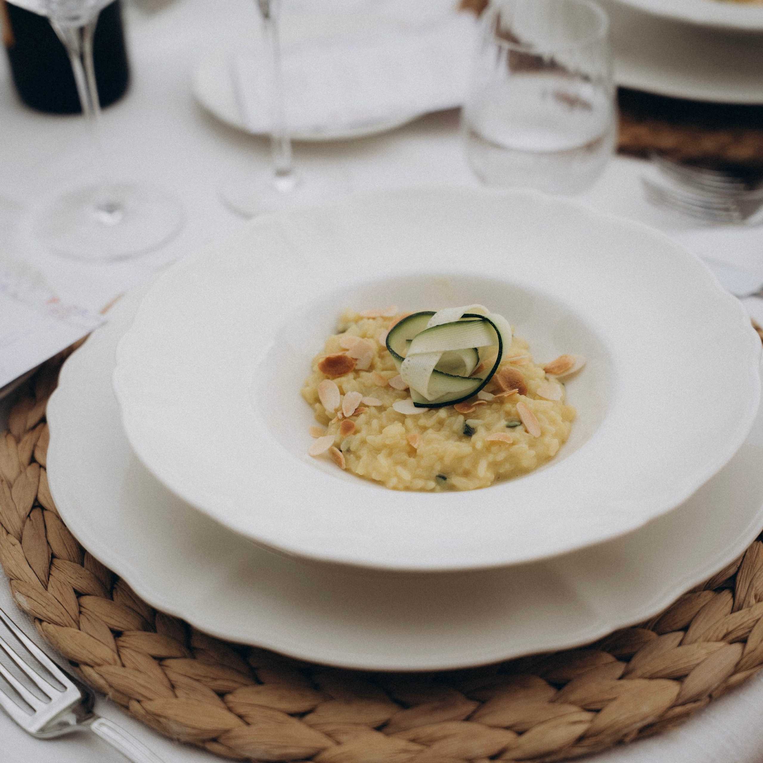 Pasta auf einem gedeckten Teller beim Hochzeitsdinner in Italien